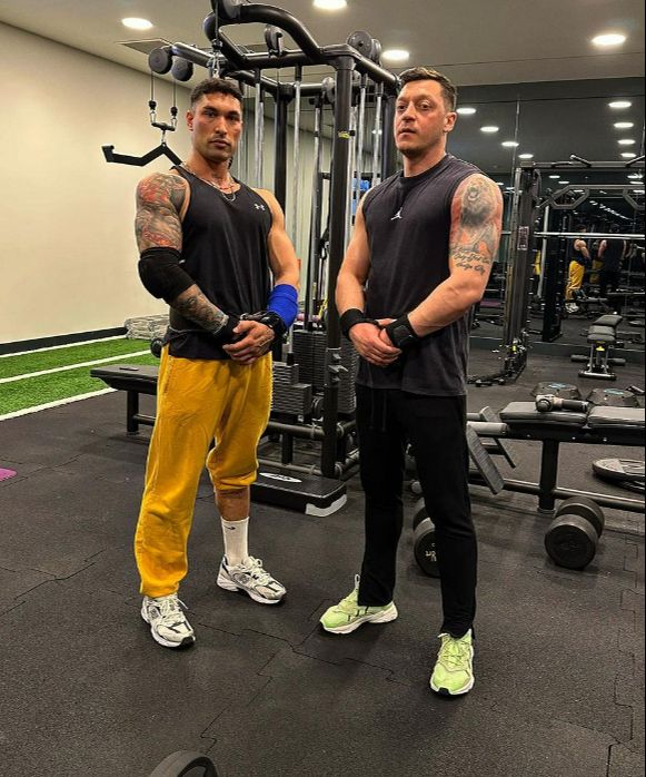 Mesut Özil gazı aldı bir kere! Son haliyle ağızları bırakan Özil Plevne Marşı'yla kas yapıyor Mesut Özil gazı aldı bir kere! Son haliyle ağızları bırakan Özil Plevne Marşı'yla kas yapıyor - 1. Resim