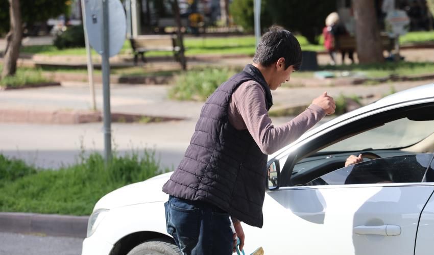 Sürücüler cam silenlerden rahatsız: Aracı çizmekle tehdit ediyorlar Sürücüler cam silenlerden rahatsız: Aracı çizmekle tehdit ediyorlar - 1. Resim