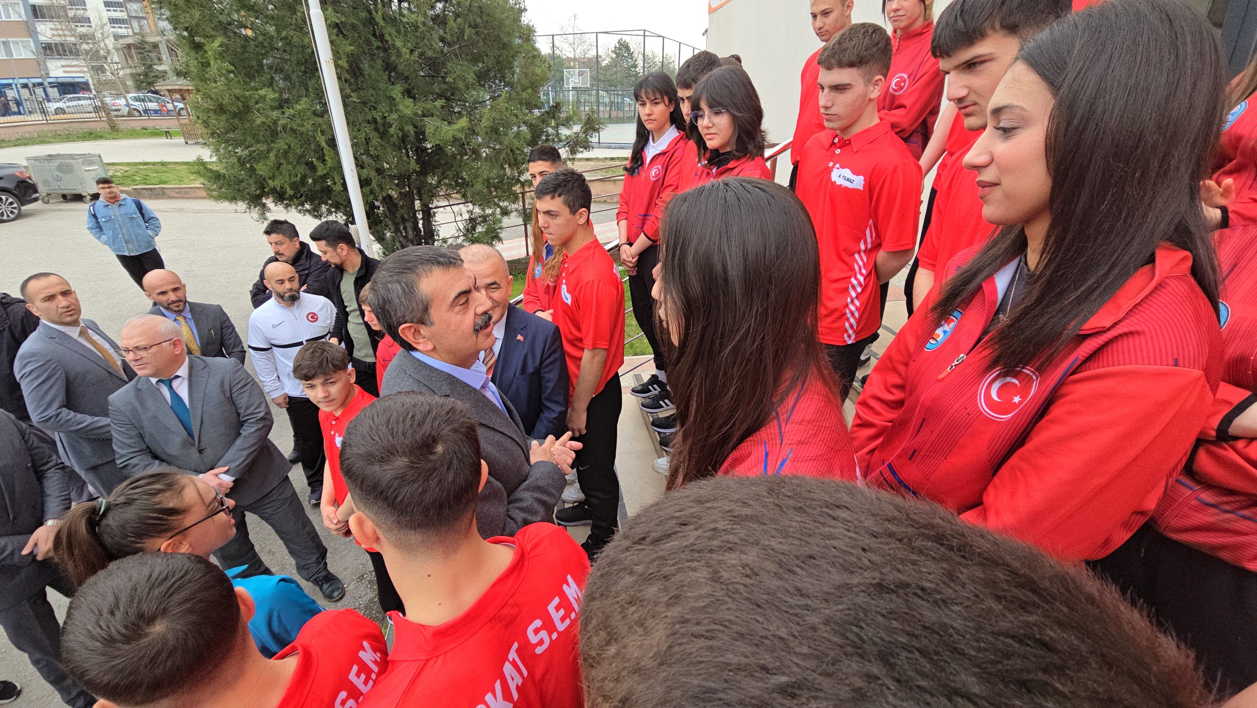 AK Parti'li isim hayatını kaybetti, Bakan Tekin ziyaretini yarıda kesti - 2. Resim