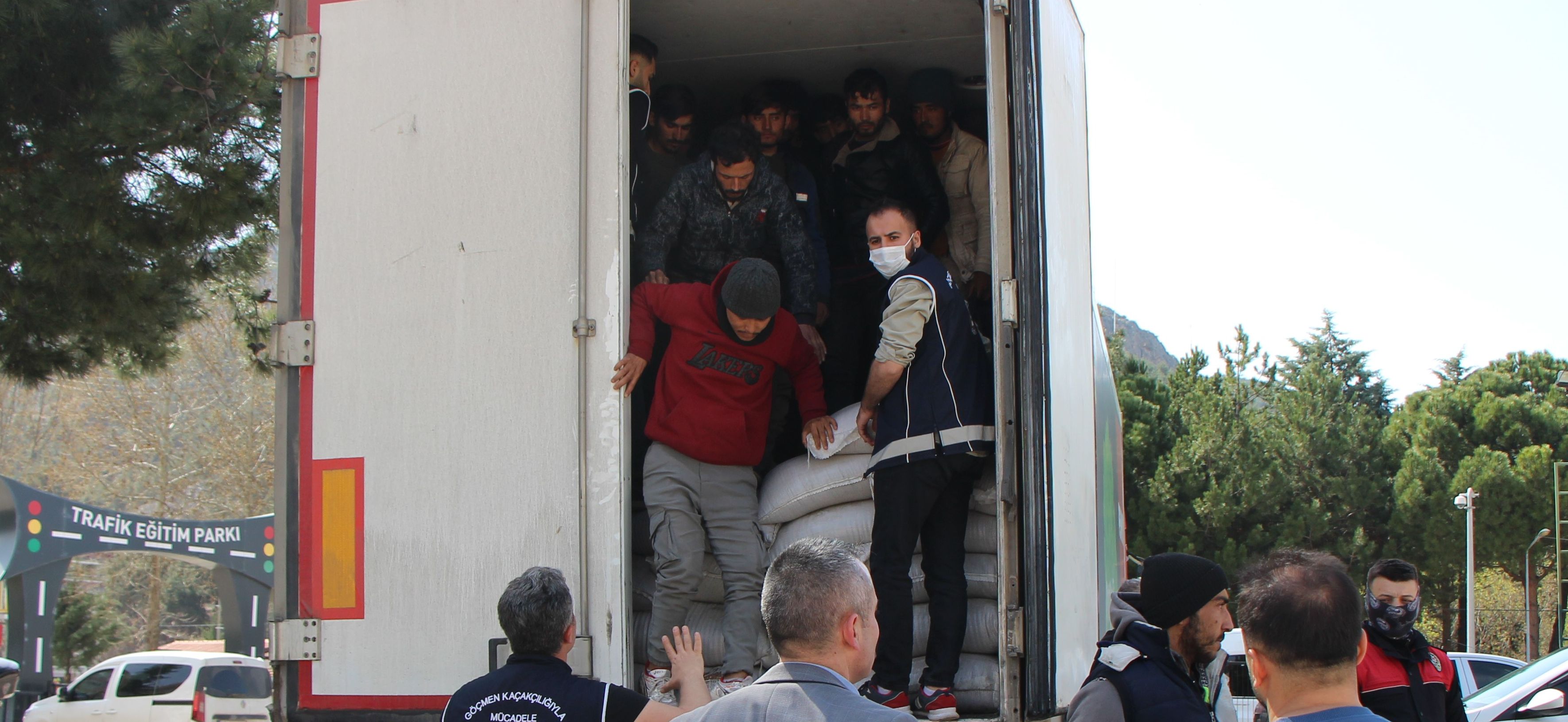 Amasya'da mercimek yüklü tırdan 40 kaçak göçmen çıktı - 2. Resim