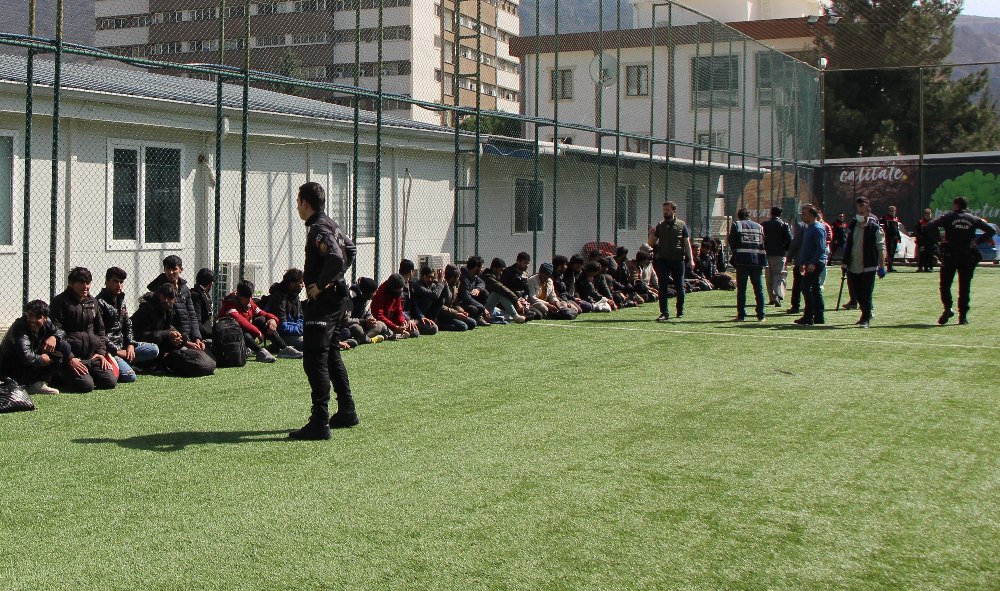 Amasya'da mercimek yüklü tırdan 40 kaçak göçmen çıktı - 1. Resim