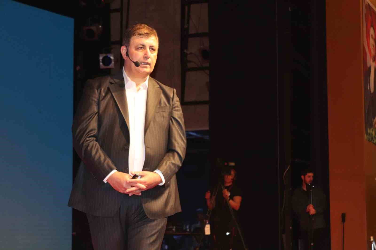 Cemil Tugay İzmir’in Karşıyaka ilçesindeki Şehit Polis Samet Kırcalı Ortaokulu'nda oy kullanacak Cemil Tugay İzmir’in Karşıyaka ilçesindeki Şehit Polis Samet Kırcalı Ortaokulu'nda oy kullanacak - 1. Resim
