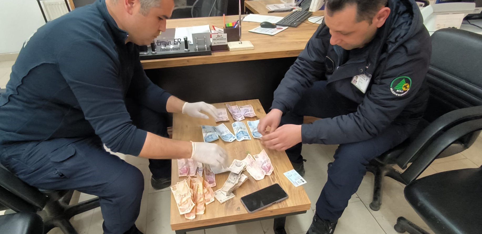 Dilenmeye aracıyla gitmiş! Yaşlı kılığına girip 2 saatte 1.600 TL toplamış - 2. Resim