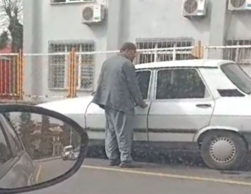 Dilenmeye aracıyla gitmiş! Yaşlı kılığına girip 2 saatte 1.600 TL toplamış - 1. Resim