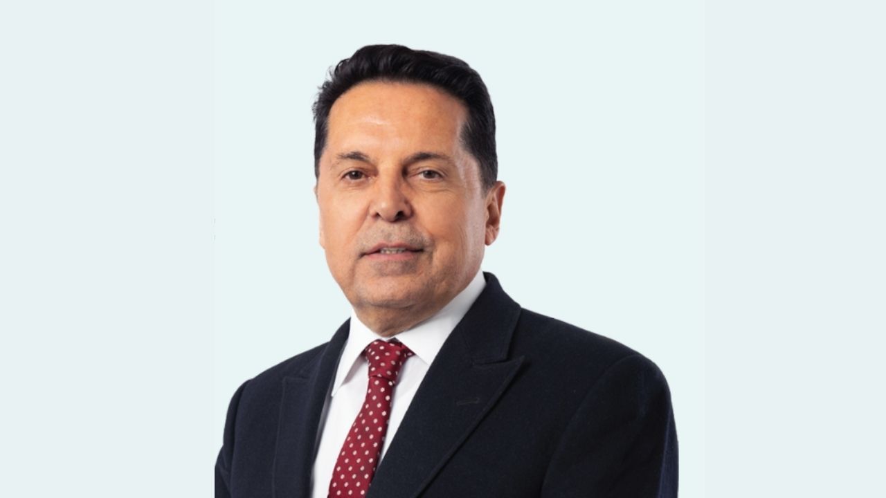 CHP'li Esenyurt Belediye Başkanı Ahmet Özer PKK'ya üye olmak suçundan tutuklandı Ahmet Özer'in hayatı ve biyografisi! CHP Esenyurt Belediye Başkan Adayı Ahmet  Özer'in mesleki kariyeri | Türkiye Gazetesi