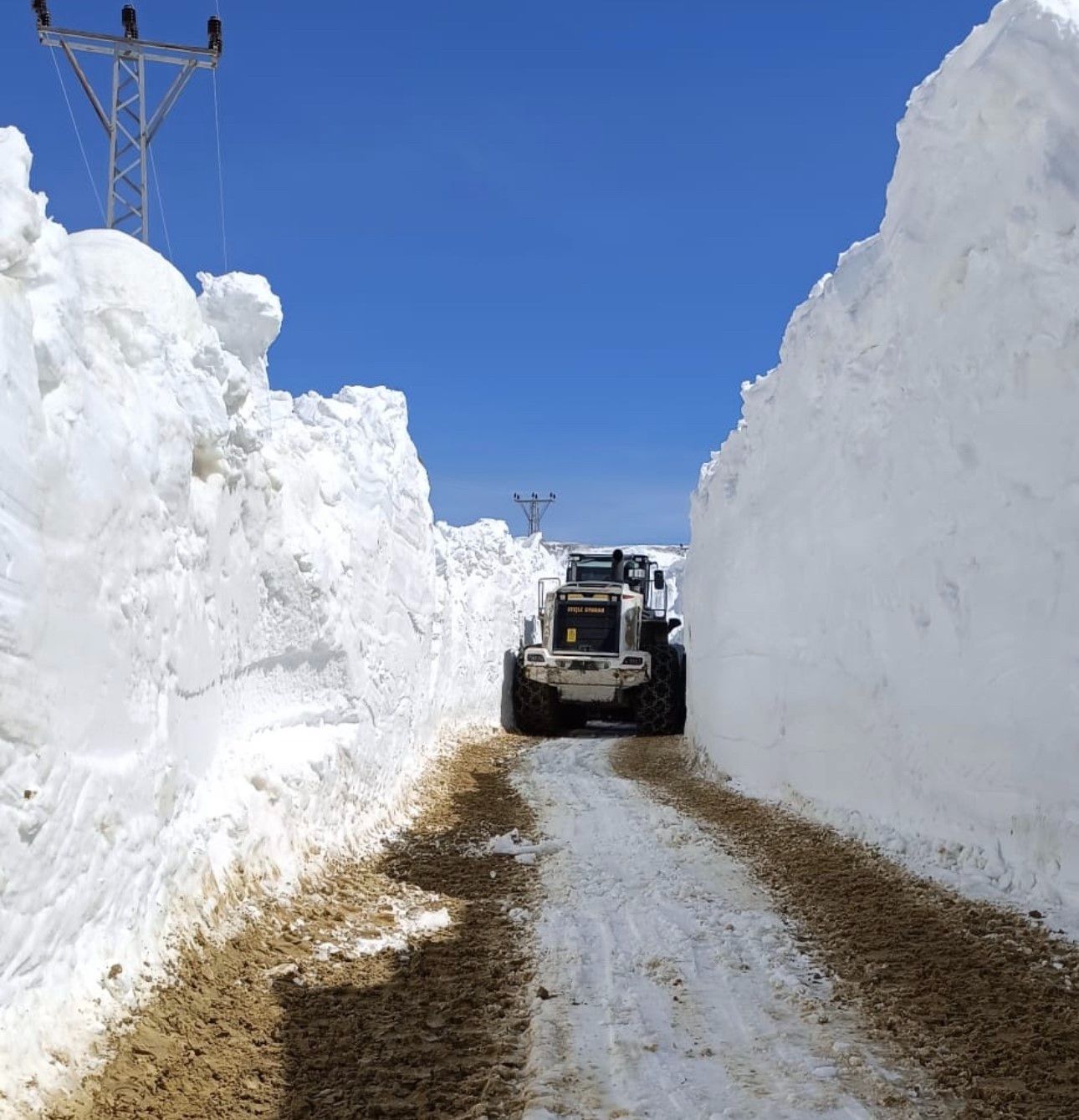 Hakkari'de kar kalınlığı 7 metreye ulaştı, ekipler seferber durumda Hakkari'de kar kalınlığı 7 metreye ulaştı, ekipler seferber durumda - 2. Resim