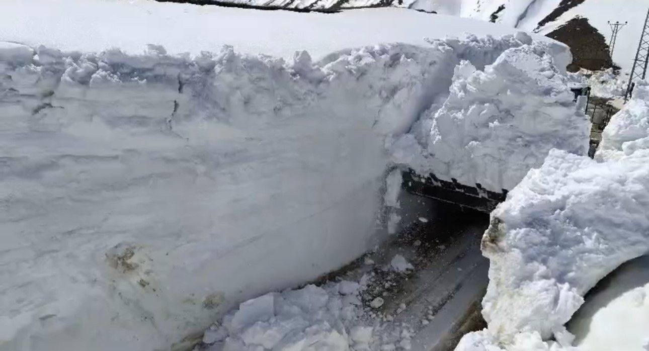 Hakkari'de kar kalınlığı 7 metreye ulaştı, ekipler seferber durumda Hakkari'de kar kalınlığı 7 metreye ulaştı, ekipler seferber durumda - 3. Resim