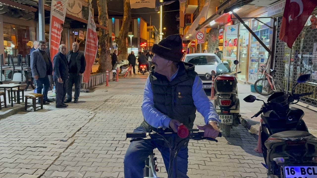 Makam aracı bisikleti: Bağımsız adayın vaatlerini duyan önce şaşırıyor sonra alkışlıyor - 1. Resim