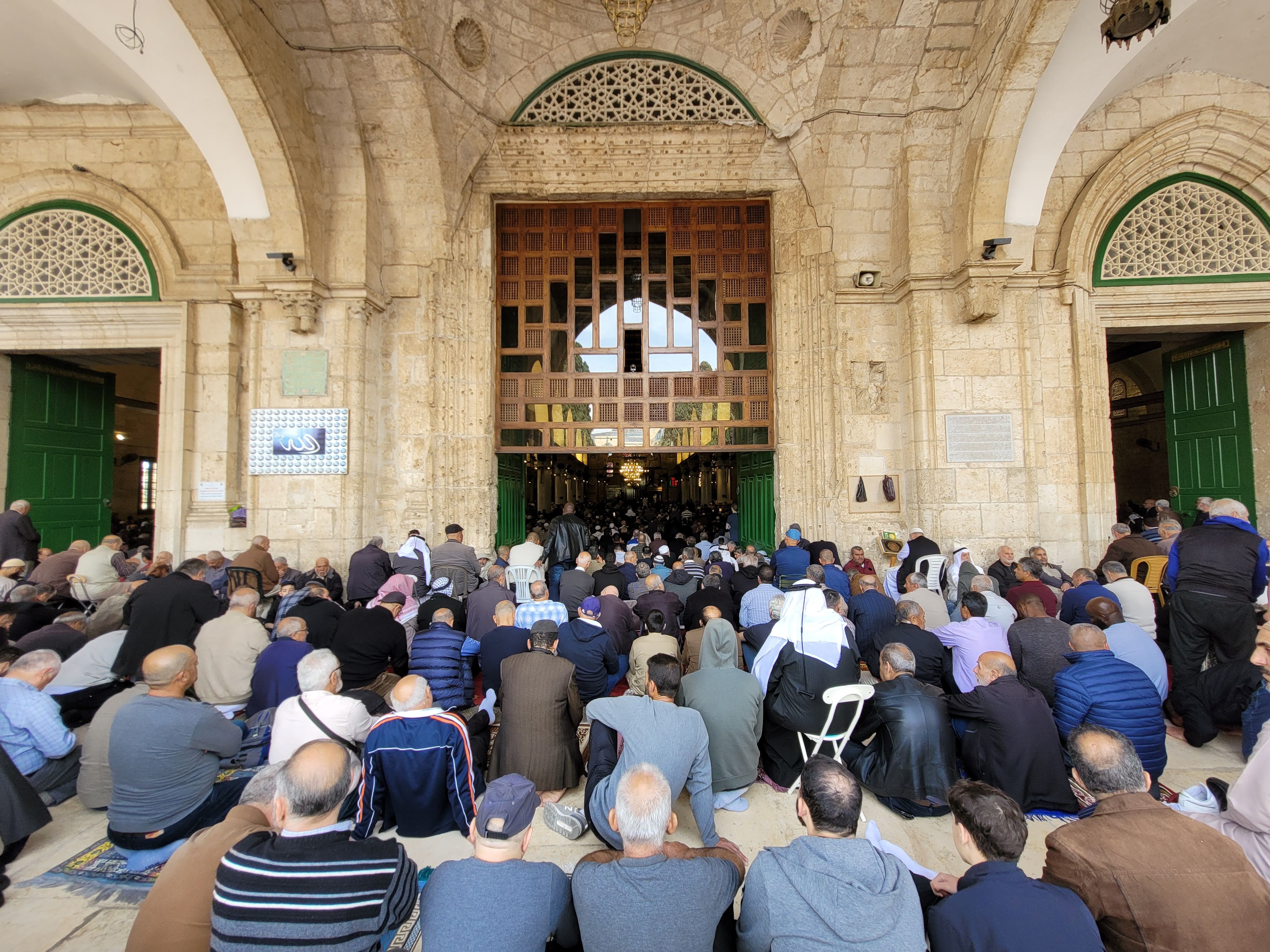 Mescid-i Aksa'da 125 bin secde! Cuma namazında gözyaşlarıyla dua ettiler - 2. Resim