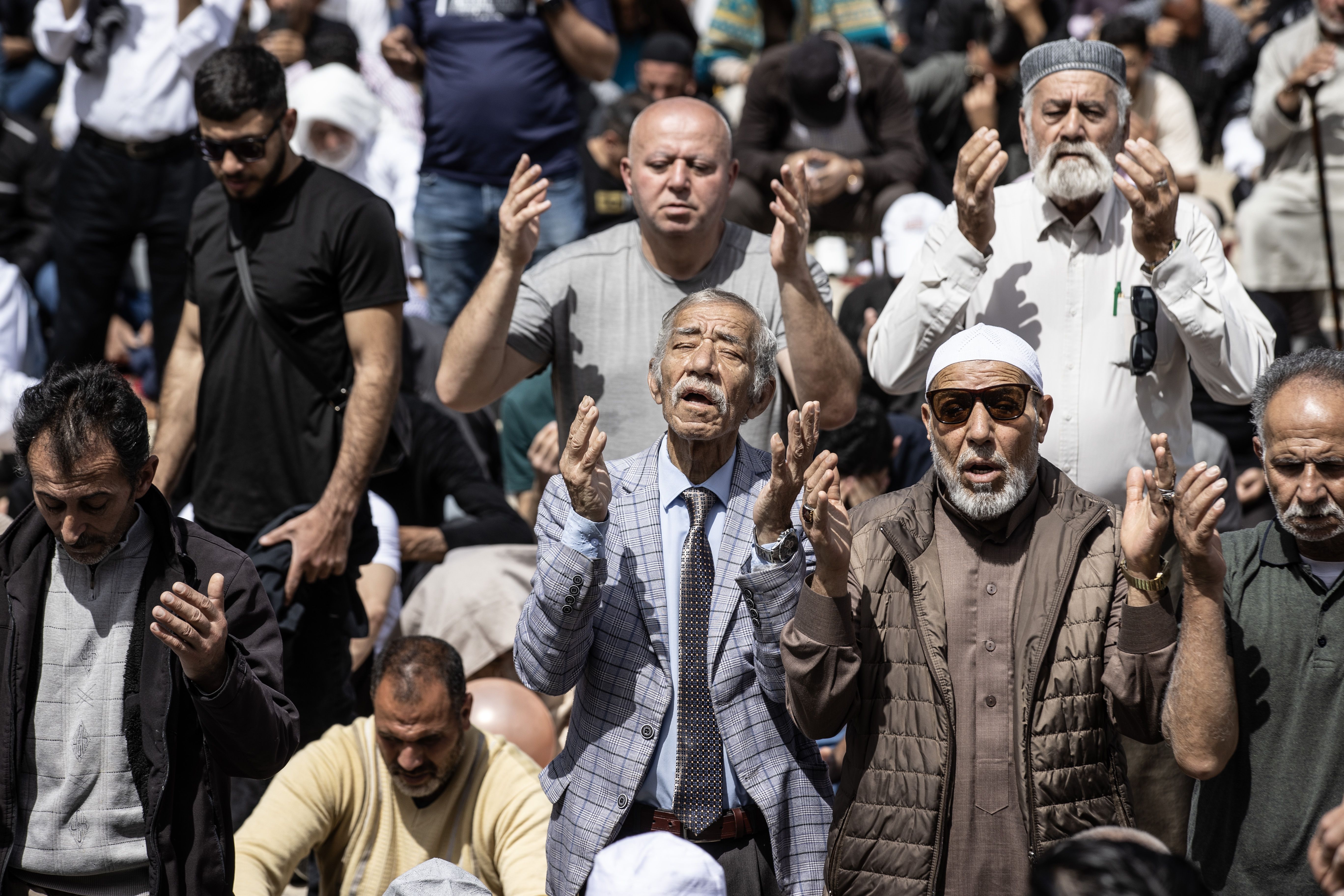 Mescid-i Aksa'da 125 bin secde! Cuma namazında gözyaşlarıyla dua ettiler - 1. Resim