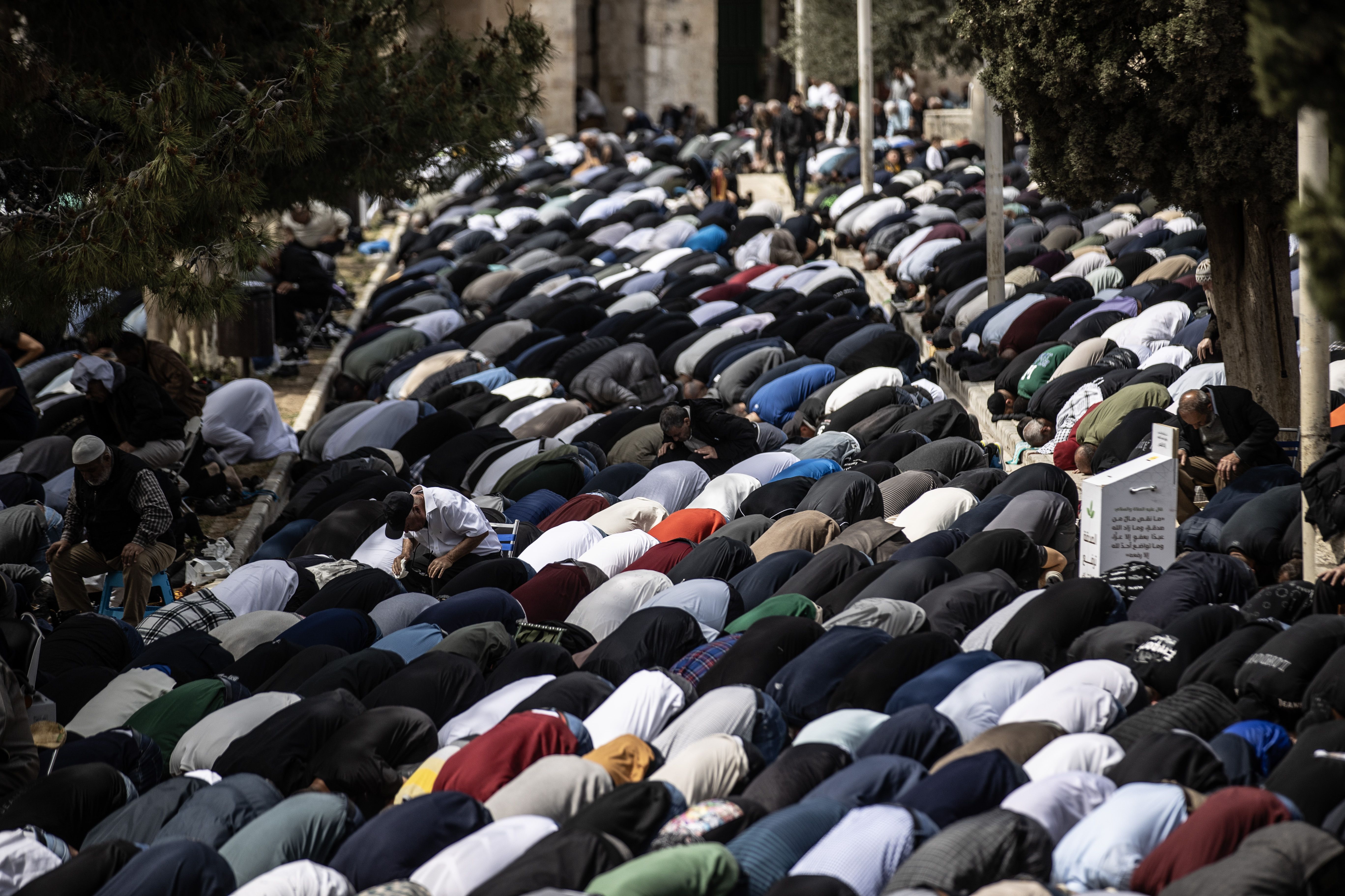 Mescid-i Aksa'da 125 bin secde! Cuma namazında gözyaşlarıyla dua ettiler - 4. Resim