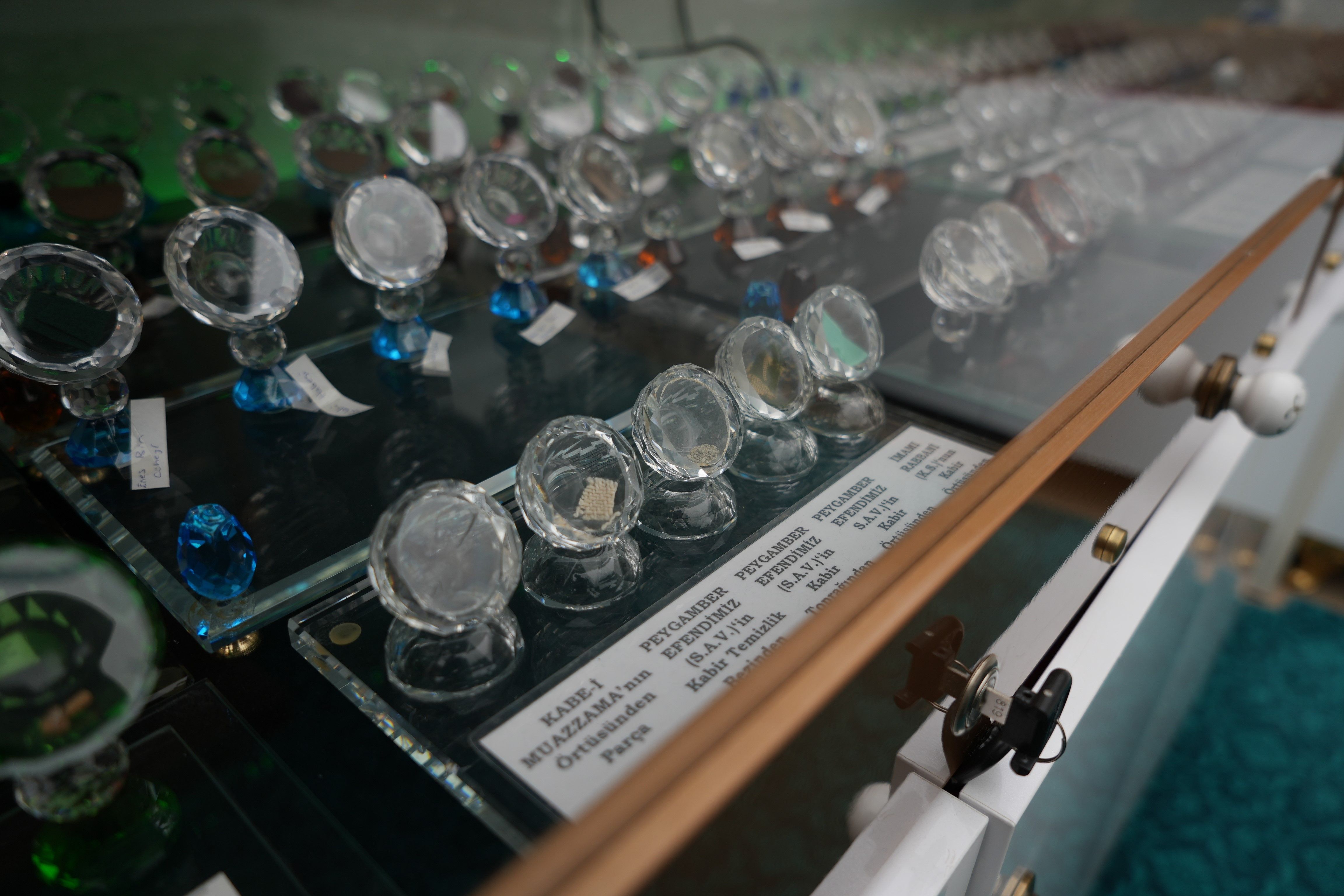 'Mukaddes Emanetler' ona emanet! Hepsi Türkiye'deki bu ofiste restore ediliyor - 1. Resim