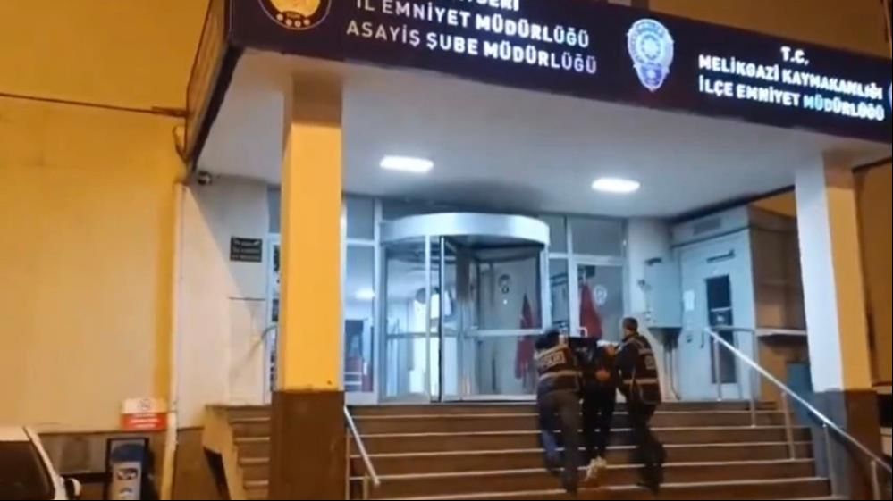 Yaşlı adamın yıllarca biriktirdiği altını çaldılar! Kendisini "polisim" diyerek tanıtan dolandırıcılar yakalandı Yaşlı adamın yıllarca biriktirdiği altını çaldılar! "Polisim" diyerek tanıtan dolandırıcılar yakalandı - 1. Resim