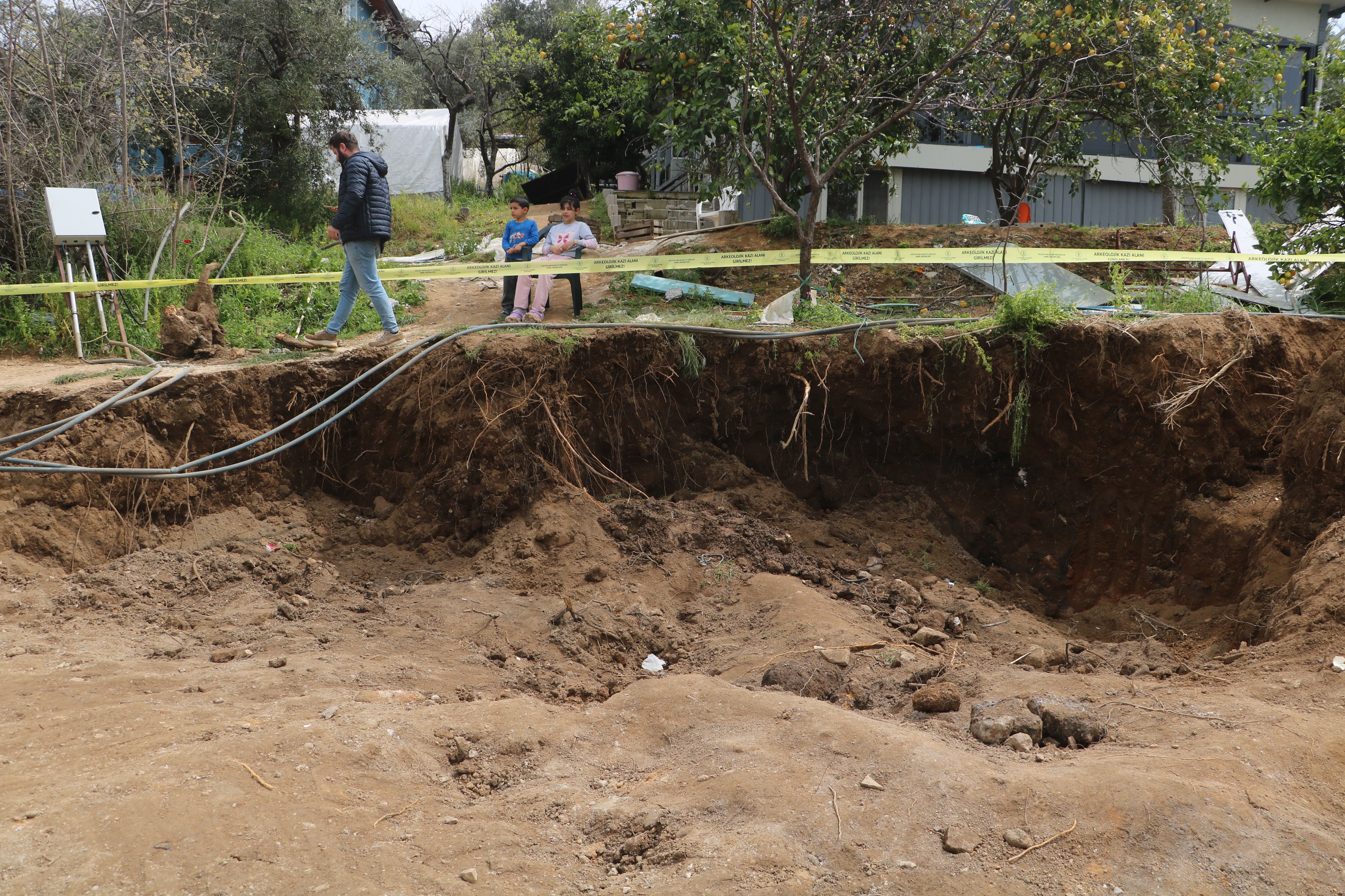 Yer: Hatay... Bahçedeki kazıda ortaya çıktı, ekipler hemen devreye girdi Yer: Hatay... Bahçedeki kazıda ortaya çıktı, ekipler hemen devreye girdi - 1. Resim