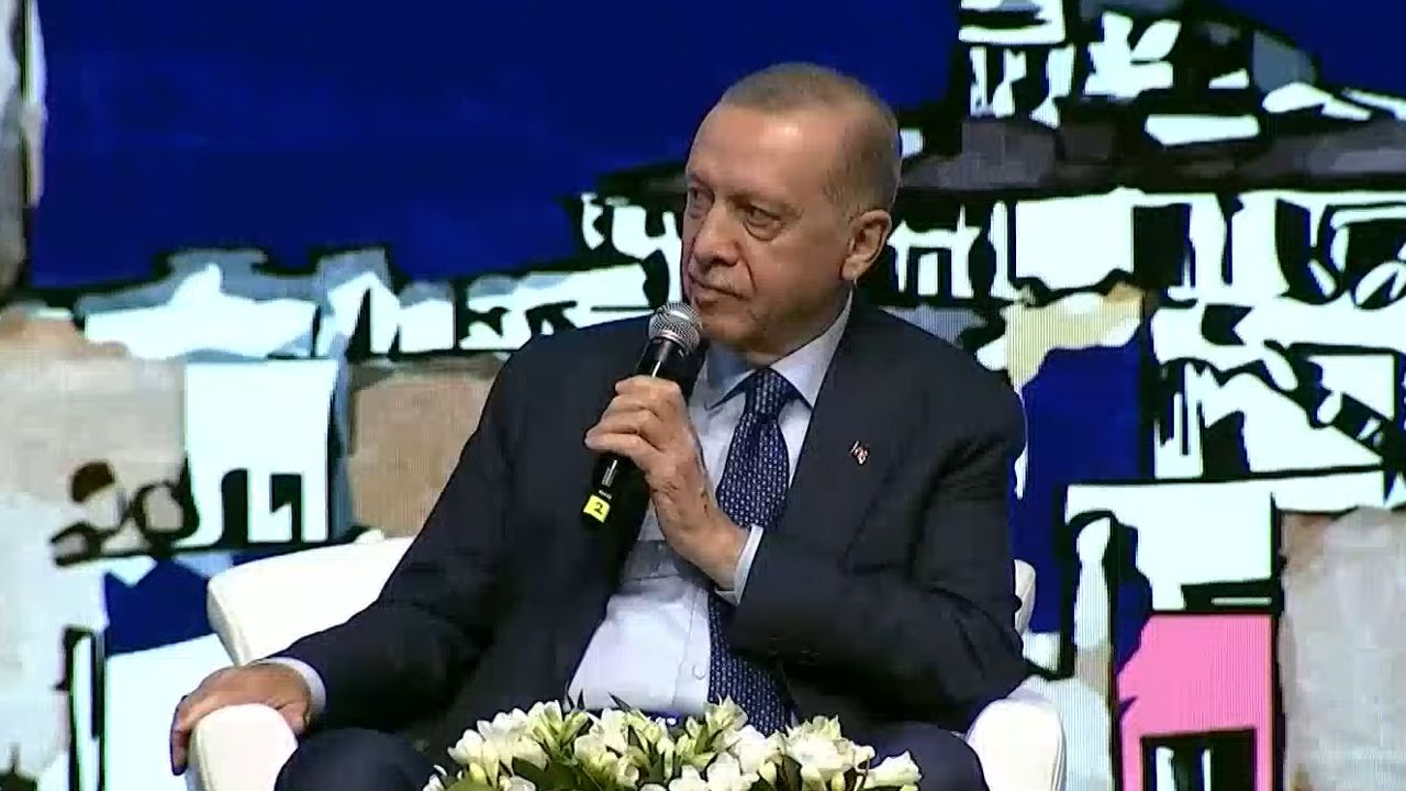 Erdoğan gençlerle bir araya geldi! Ahmet Kaya&#039;yla anısını anlatırken duygusal anlar yaşadı