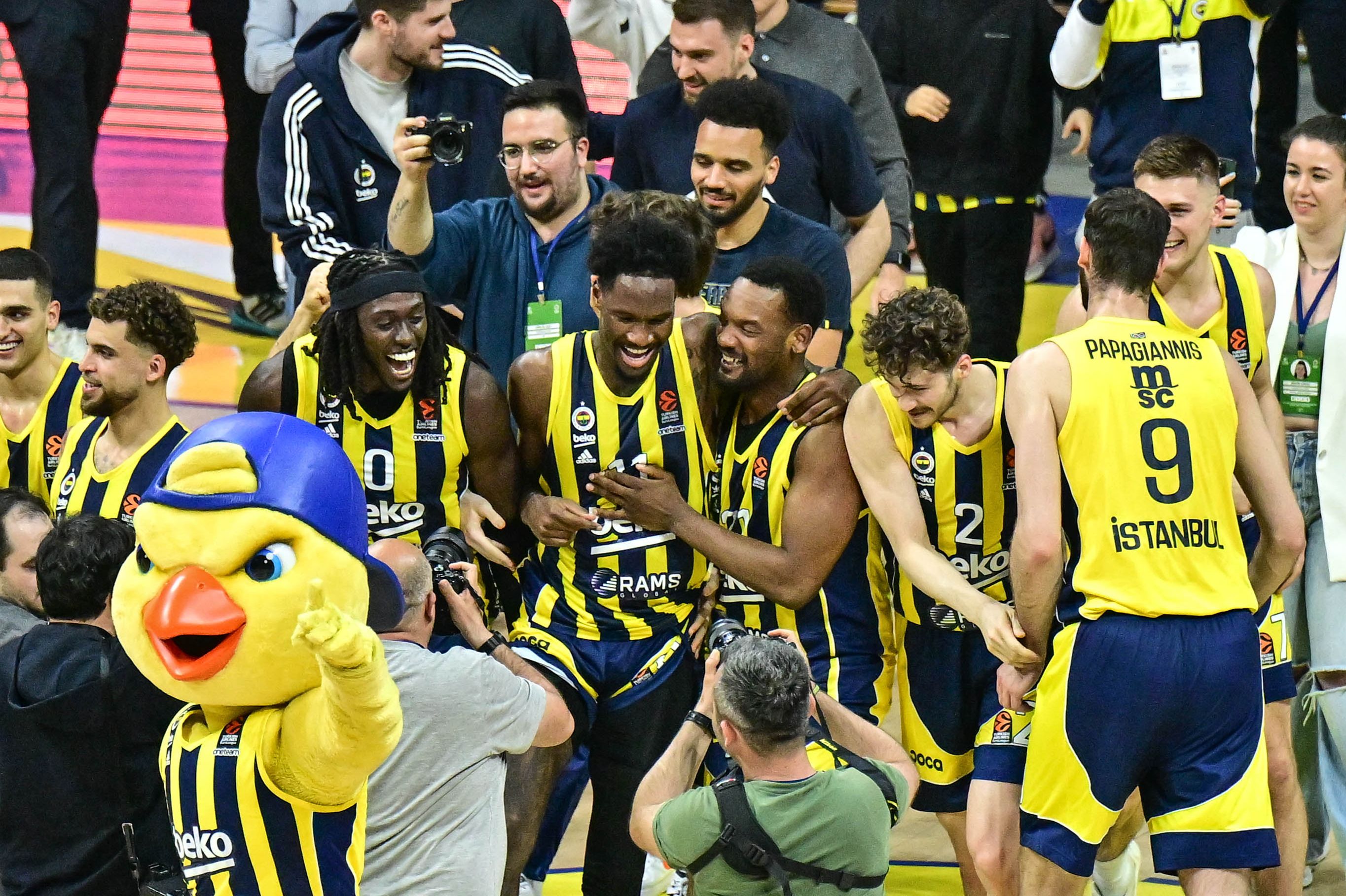 Fenerbahçeli Nigel Hayes-Davis'ten tarihi başarı! ABD'li yıldız THY Avrupa Ligi'nde MVP seçildi Fenerbahçeli Nigel Hayes-Davis'ten tarihi başarı! ABD'li yıldız THY Avrupa Ligi'nde MVP seçildi - 1. Resim