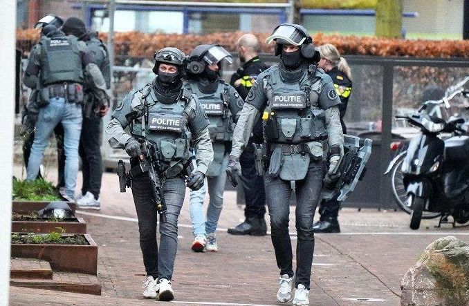 Hollanda'da hareketli saatler! Çok sayıda kişi rehin alındı - 2. Resim