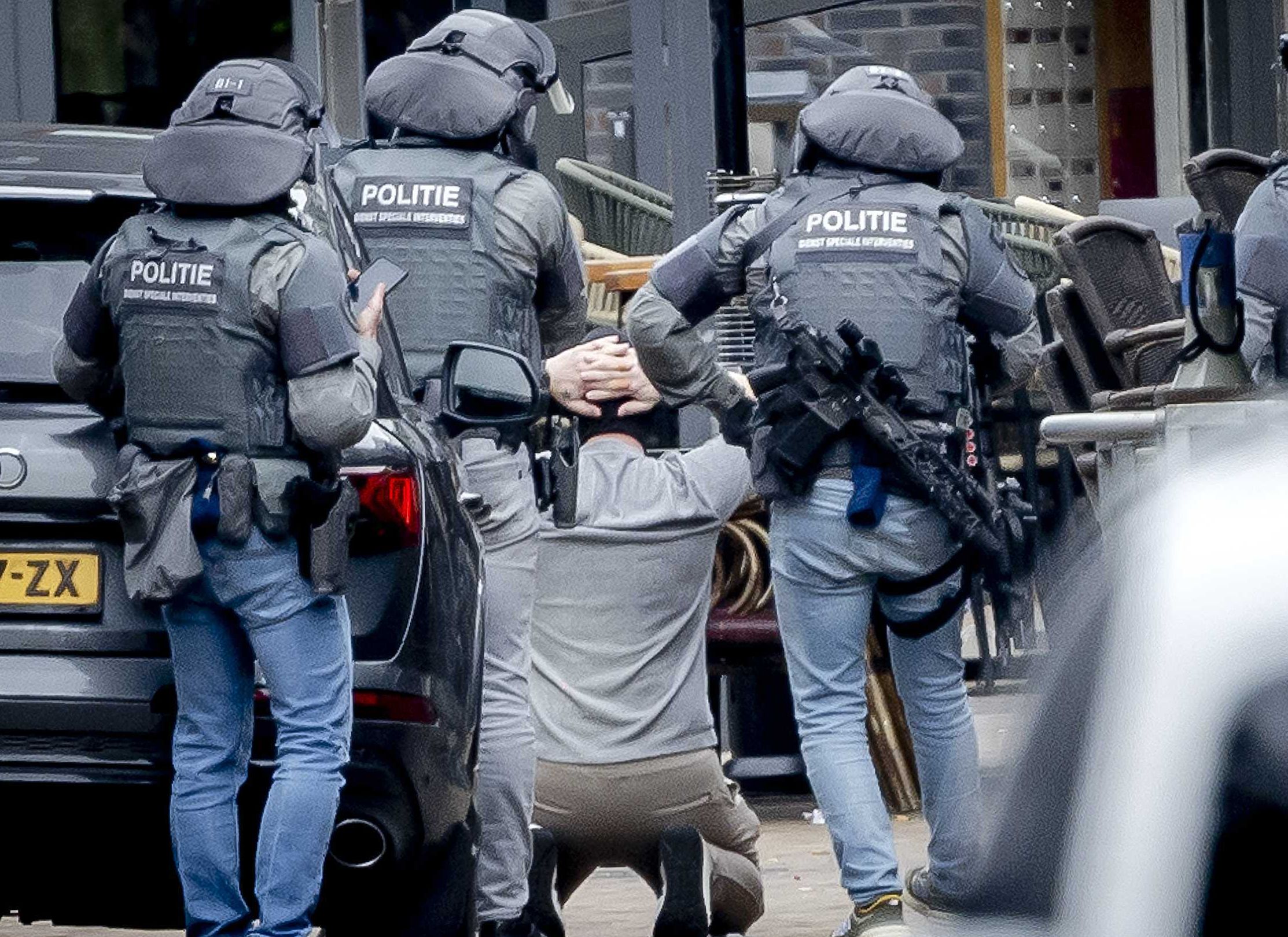 Hollanda'da hareketli saatler! Çok sayıda kişiyi rehin alan saldırgan yakalandı - 1. Resim
