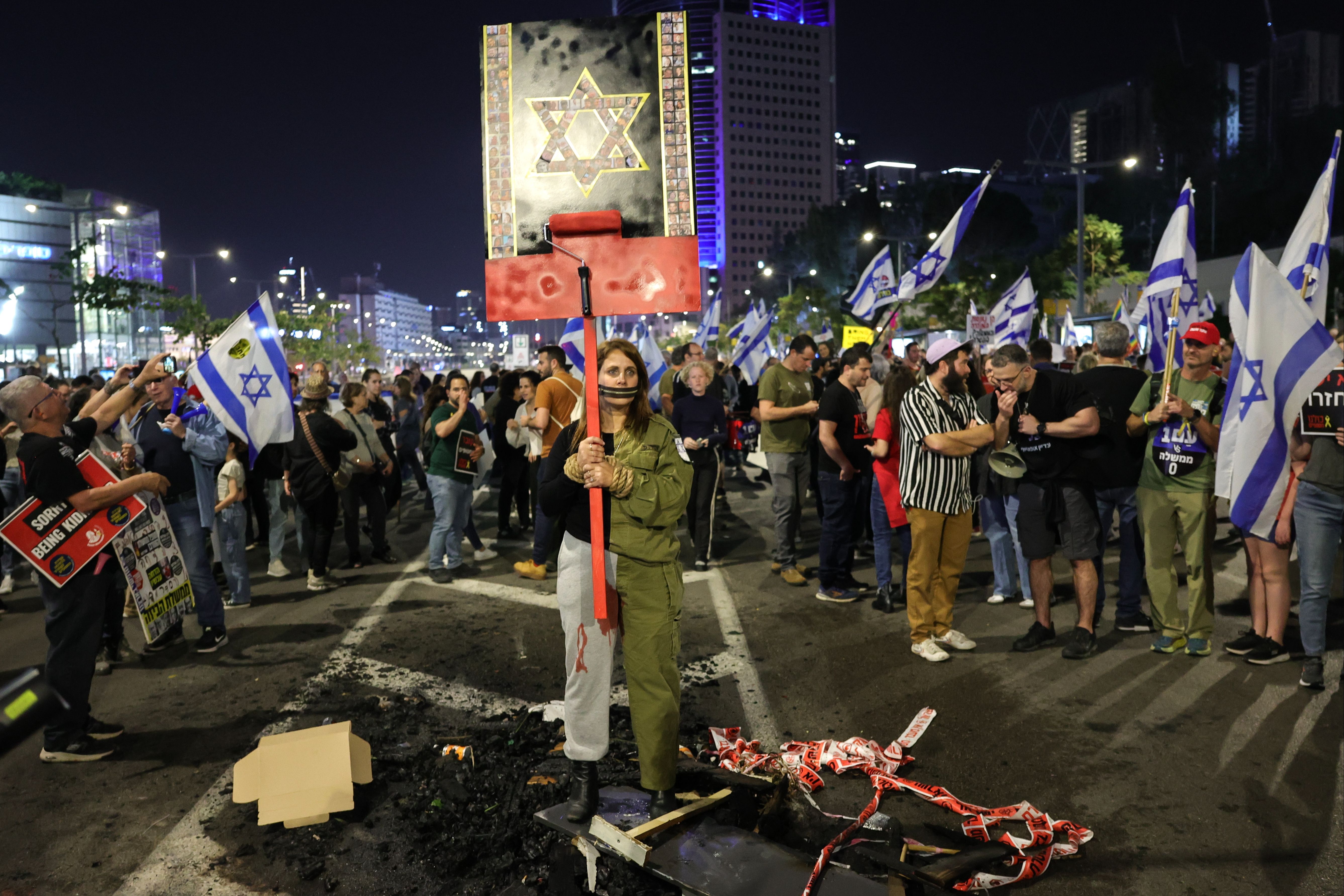 İsrail'de ortalık savaş alanına döndü! Tel Aviv’de Netanyahu istifa sloganları İsrail'de ortalık savaş alanına döndü! Tel Aviv’de Netanyahu istifa sloganları - 2. Resim
