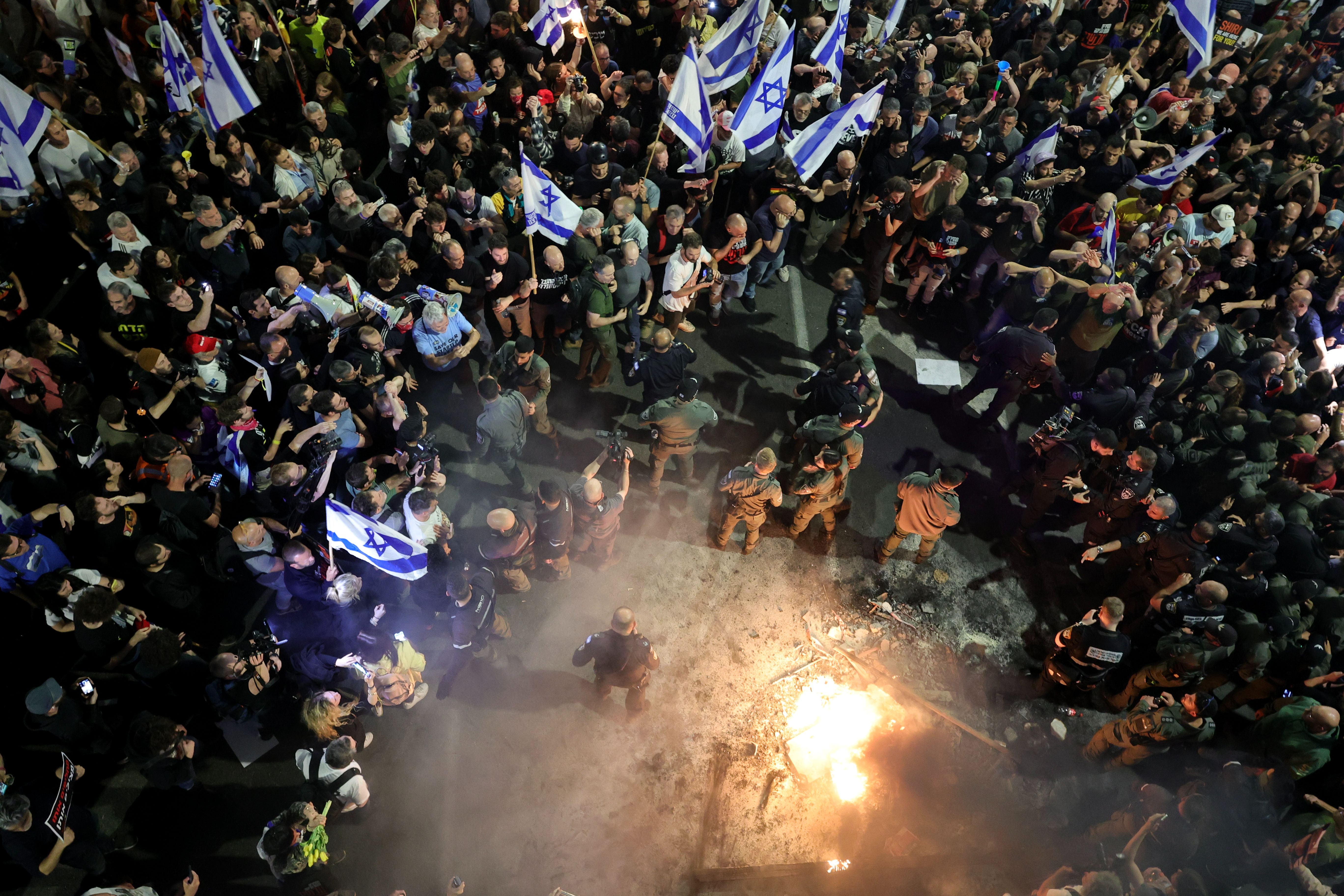 İsrail'de ortalık savaş alanına döndü! Tel Aviv’de Netanyahu istifa sloganları İsrail'de ortalık savaş alanına döndü! Tel Aviv’de Netanyahu istifa sloganları - 1. Resim