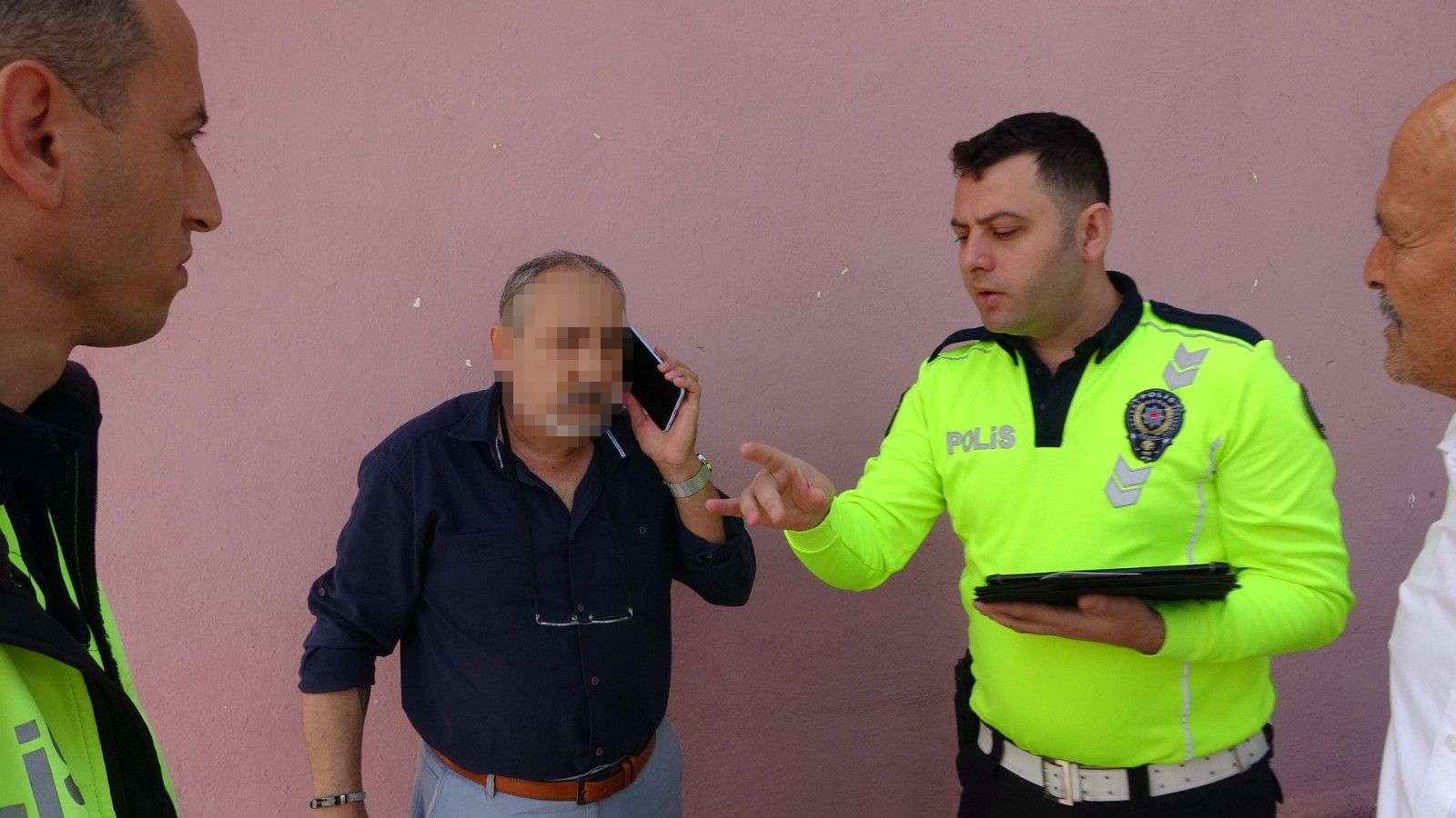 Kazadan kurtulan sürücü, polisi soru yağmuruna tuttu: Ben niye böyleyim, eşim kim? Kazadan kurtulan sürücü, polisi soru yağmuruna tuttu: Ben niye böyleyim, eşim kim? - 3. Resim