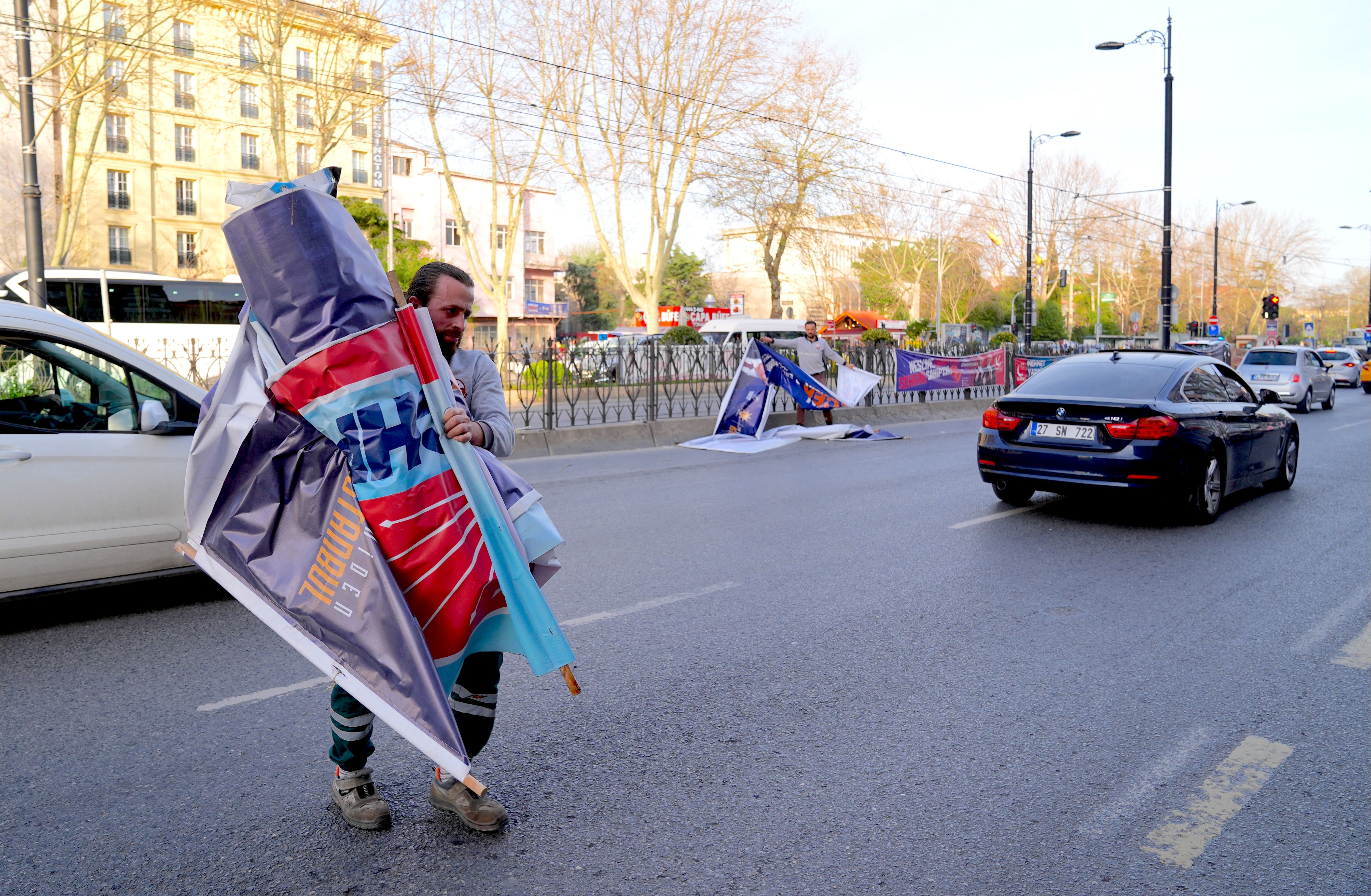 Propaganda dönemi bitti: Partilerin pankart ve flamaları toplanıyor Propaganda dönemi bitti: Partilerin pankart ve flamaları toplanıyor - 1. Resim