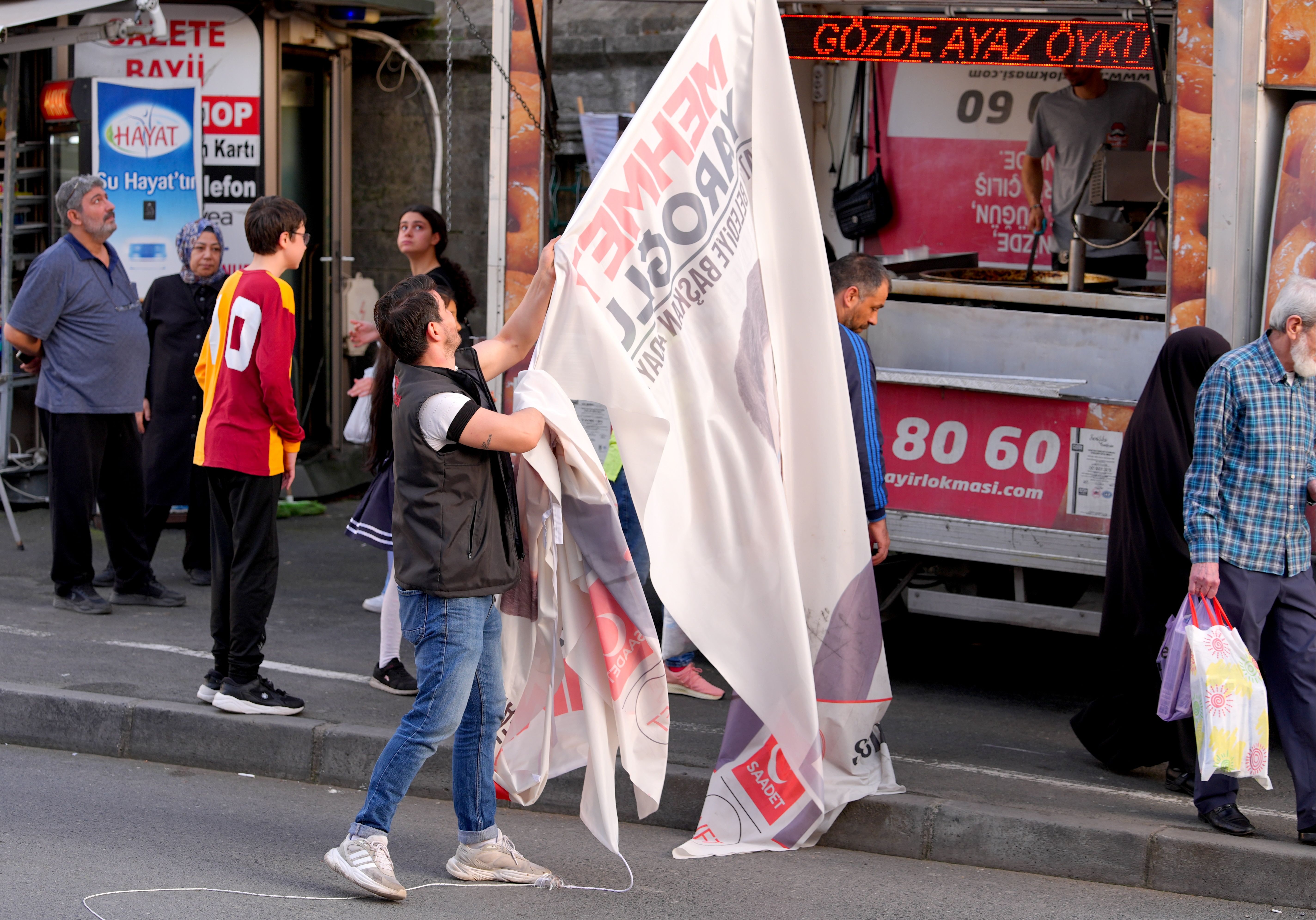 Propaganda dönemi bitti: Partilerin pankart ve flamaları toplanıyor Propaganda dönemi bitti: Partilerin pankart ve flamaları toplanıyor - 2. Resim