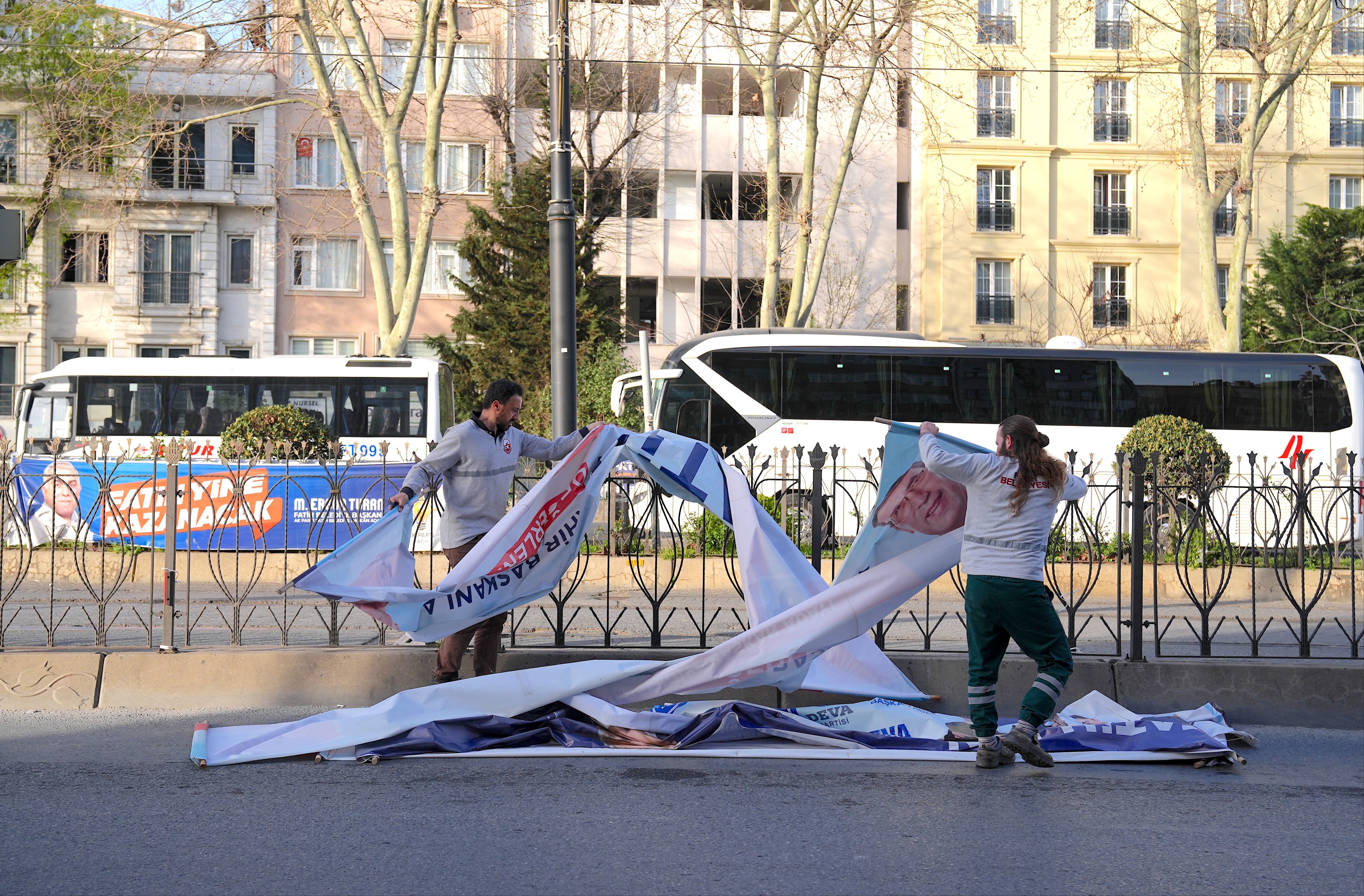Propaganda dönemi bitti: Partilerin pankart ve flamaları toplanıyor Propaganda dönemi bitti: Partilerin pankart ve flamaları toplanıyor - 3. Resim