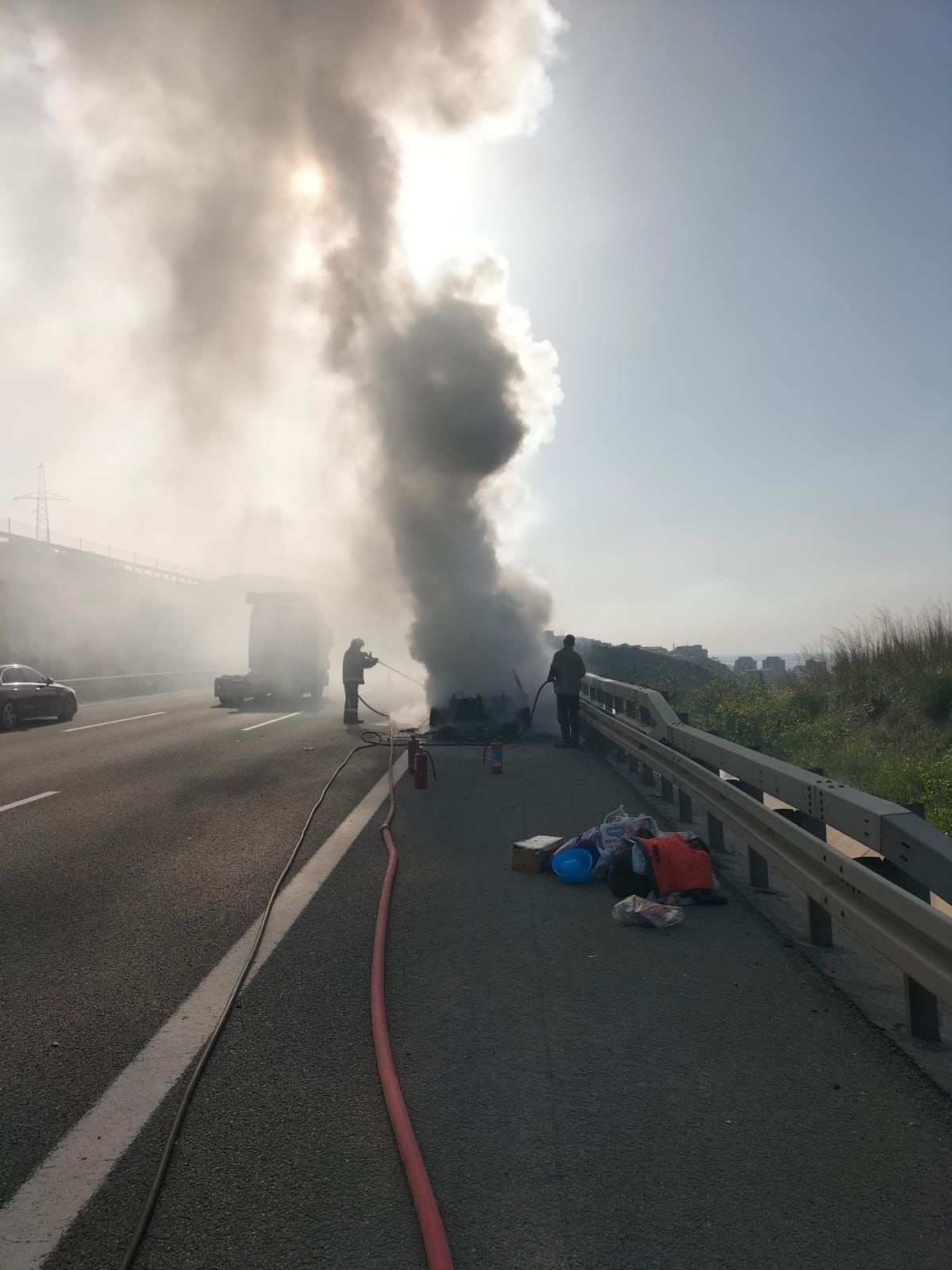 Tesla alev alev yandı! Sürücü son anda canını kurtardı - 2. Resim