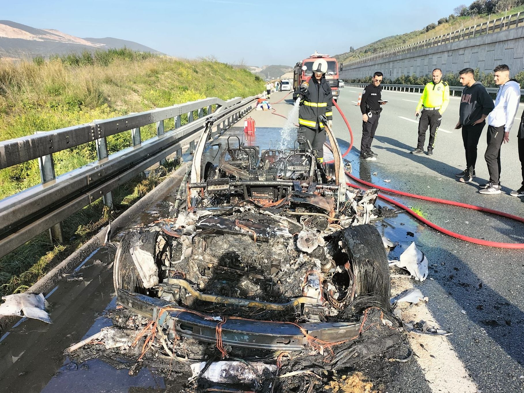 Tesla alev alev yandı! Sürücü son anda canını kurtardı - 3. Resim