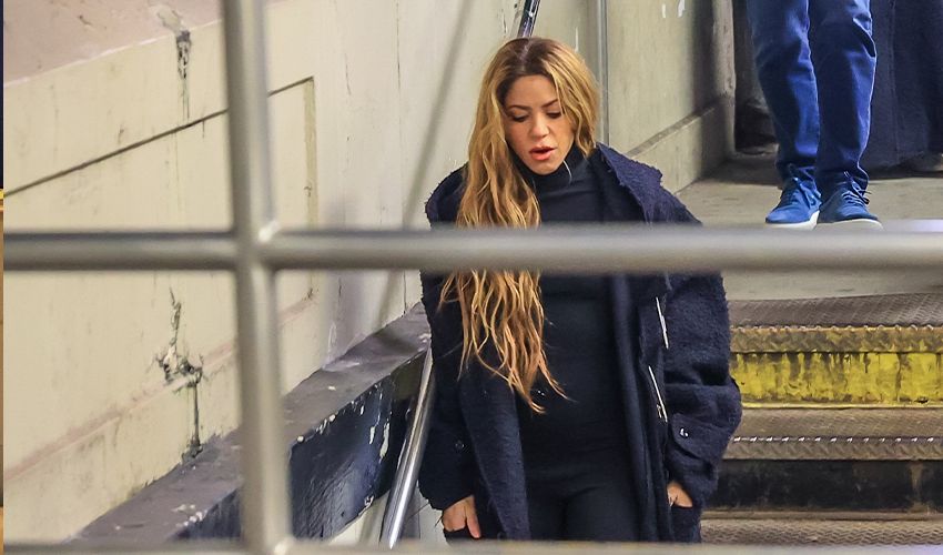 Ünlü şarkıcı Shakira metroda! Mahzun bakışlarının nedeni ortaya çıktı - 4. Resim
