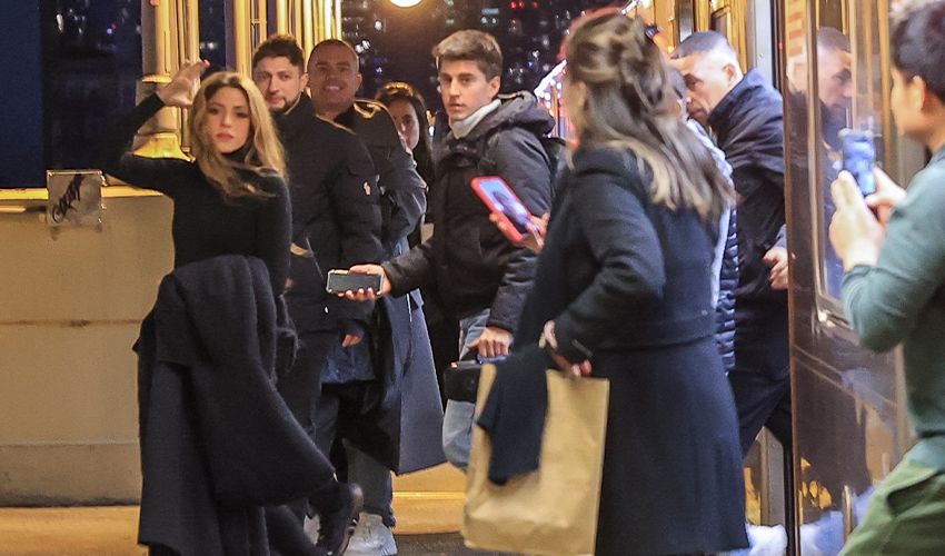 Ünlü şarkıcı Shakira metroda! Mahzun bakışlarının nedeni ortaya çıktı - 3. Resim