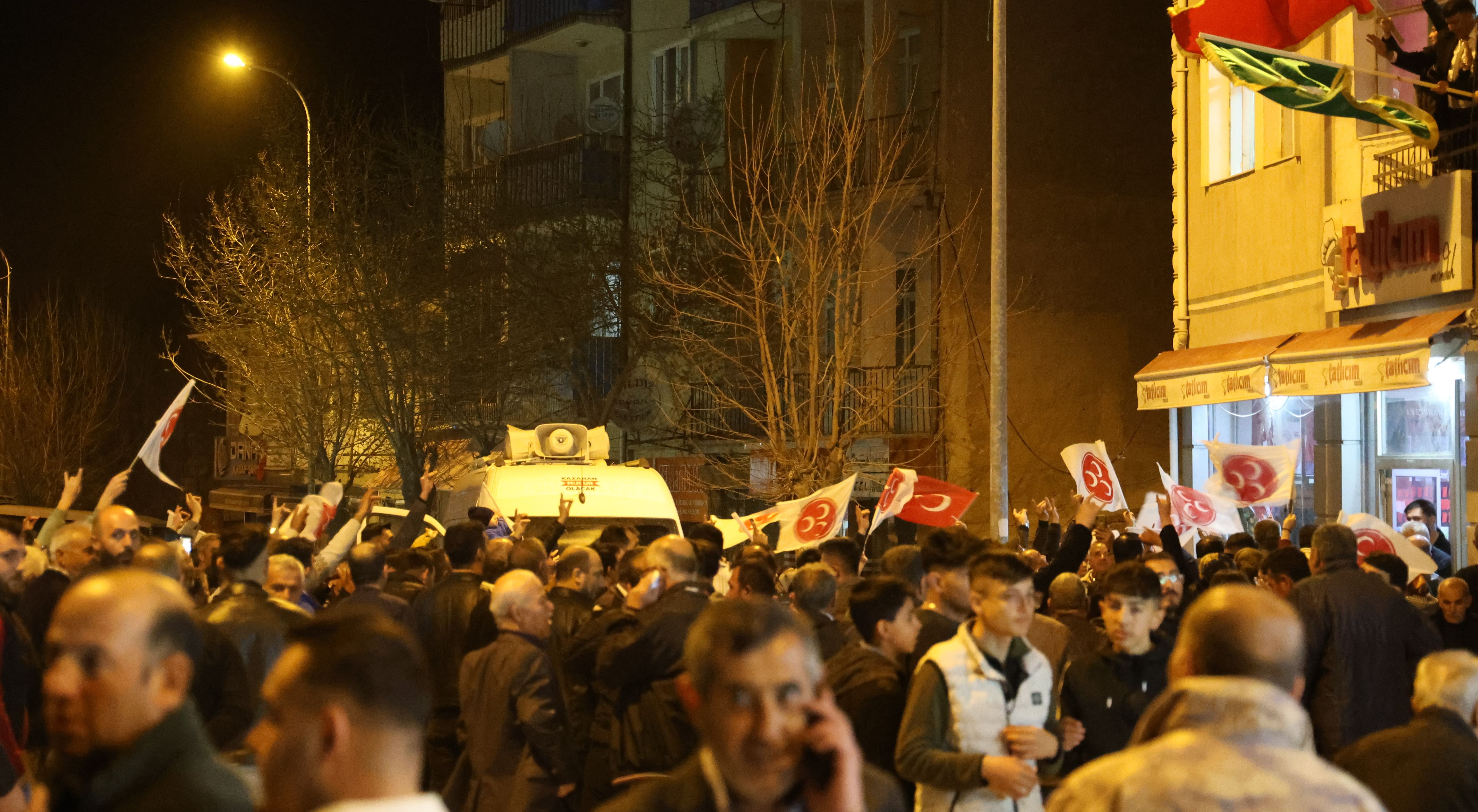 8 oyluk fark ilçeyi birbirine kattı! Jandarma ve polis devreye girdi 8 oyluk fark ilçeyi birbirine kattı! Jandarma ve polis devreye girdi - 1. Resim