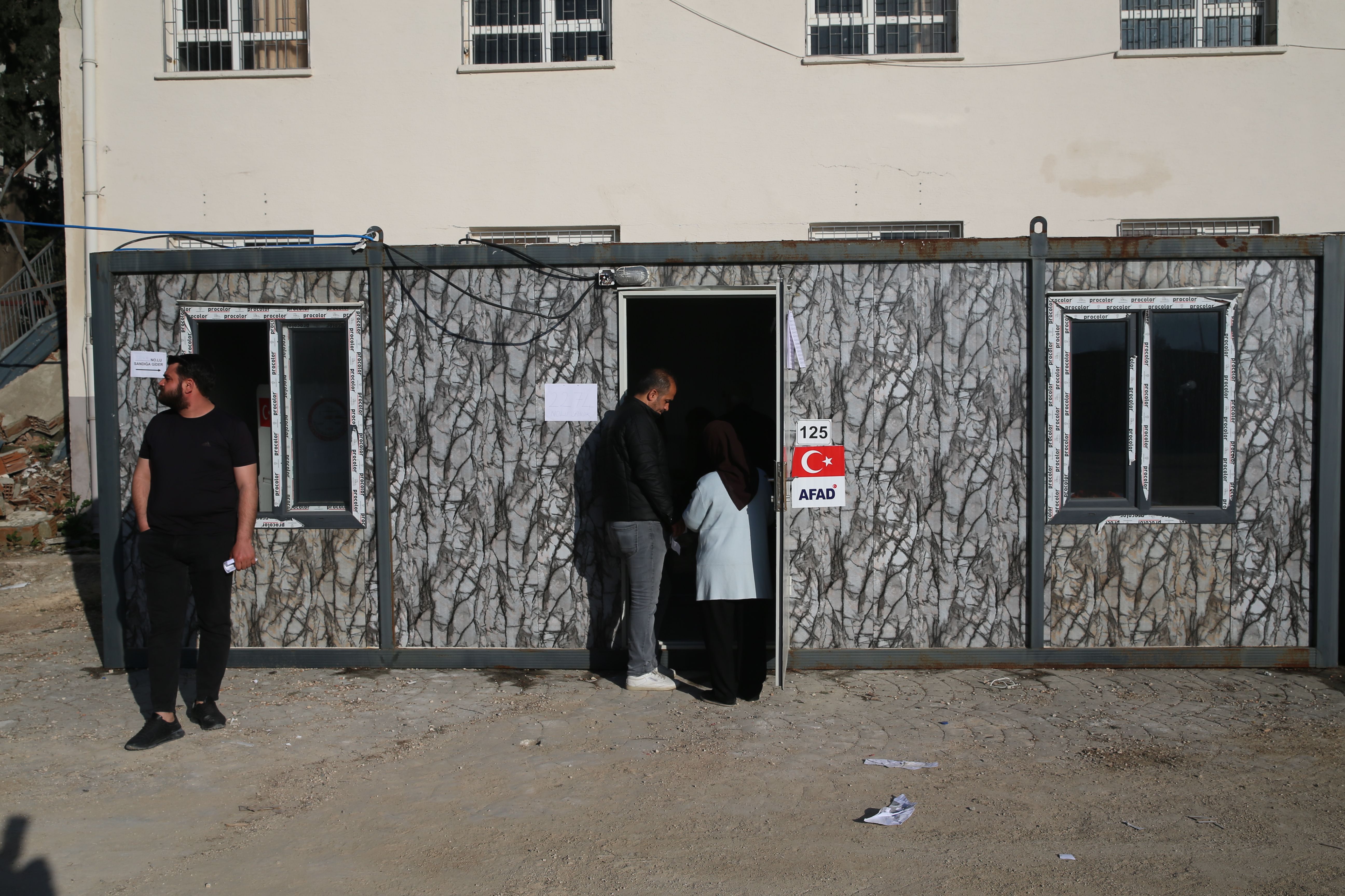 Afet bölgesinde vatandaşlar sandık başına gitti Afet bölgesinde vatandaşlar sandık başına gitti - 4. Resim