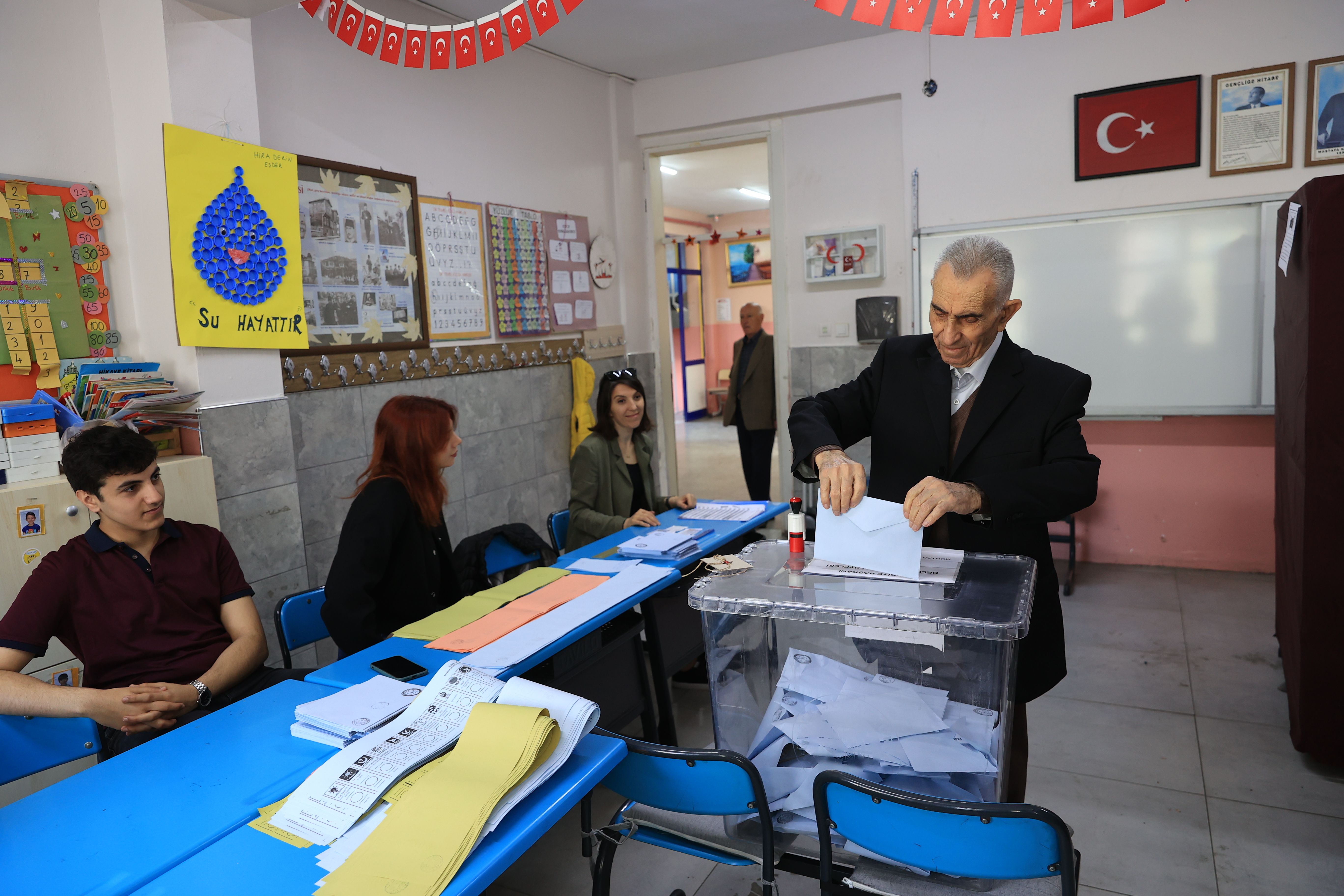 Afet bölgesinde vatandaşlar sandık başına gitti Afet bölgesinde vatandaşlar sandık başına gitti - 6. Resim