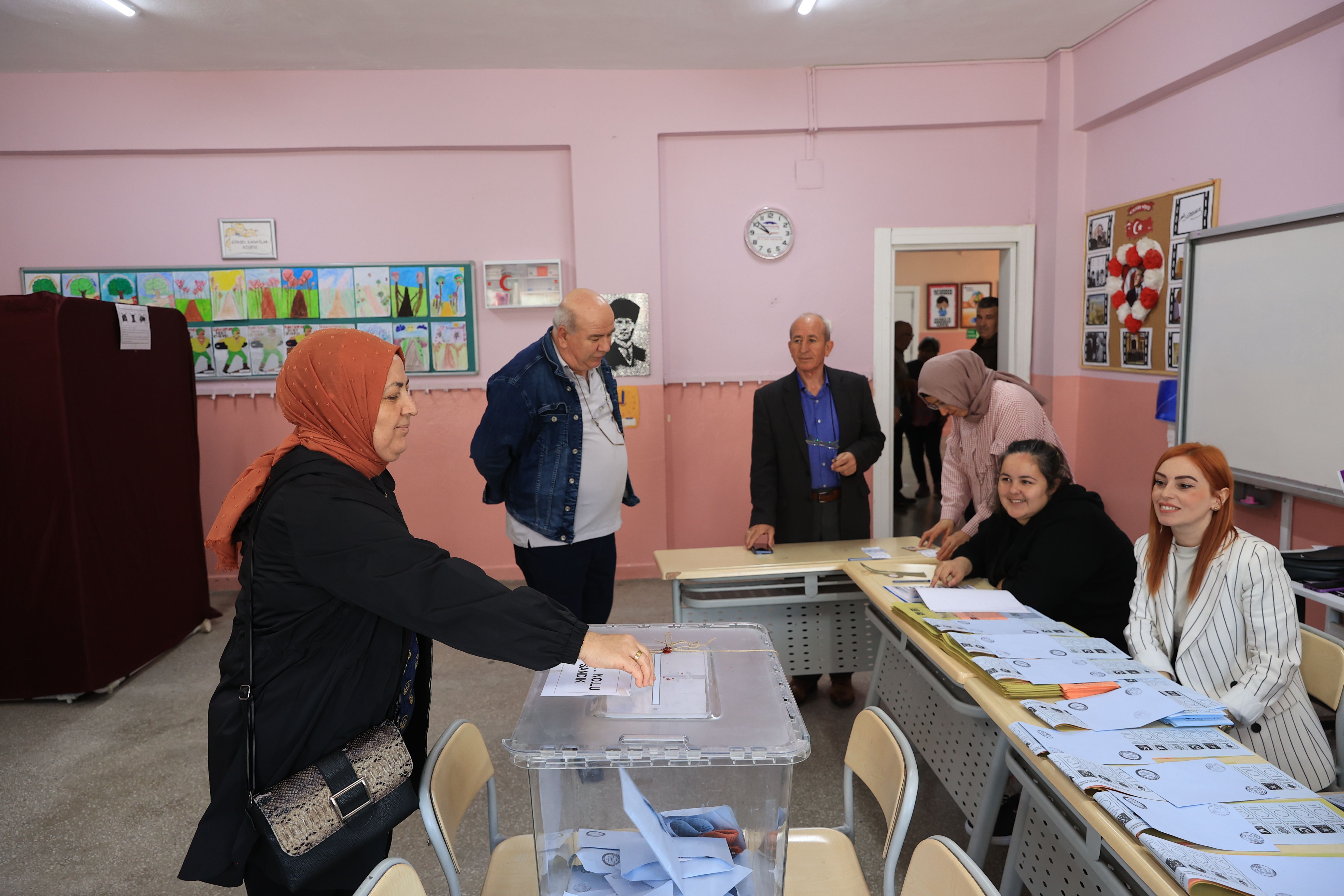 Afet bölgesinde vatandaşlar sandık başına gitti Afet bölgesinde vatandaşlar sandık başına gitti - 5. Resim
