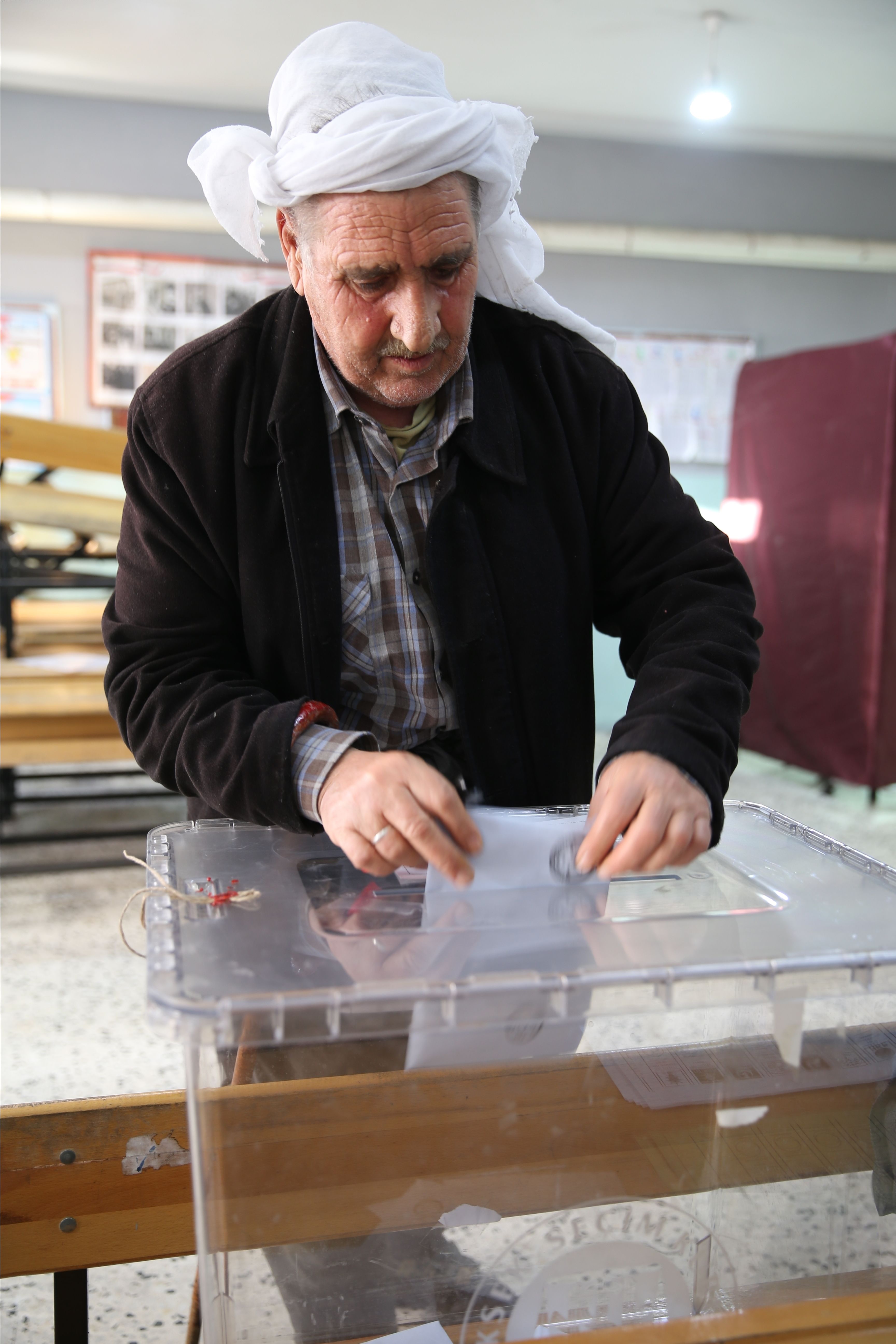 Afet bölgesinde vatandaşlar sandık başına gitti Afet bölgesinde vatandaşlar sandık başına gitti - 1. Resim