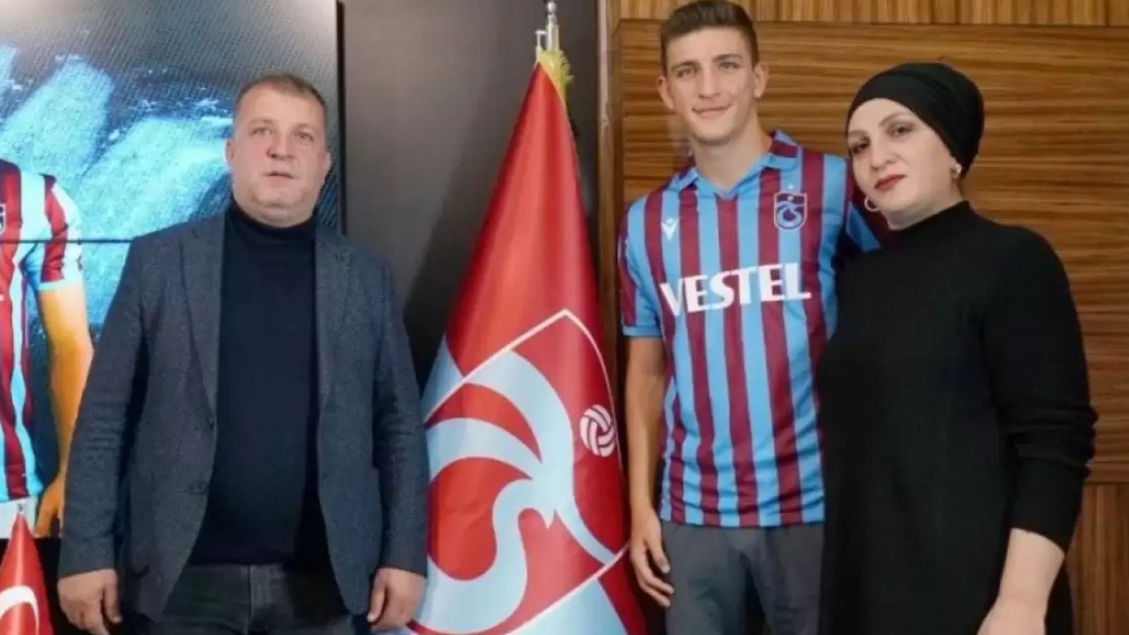 Ajaxlı futbolcunun babası Türkiye'de muhtar oldu Ajaxlı futbolcunun babası Türkiye de muhtar oldu - 1. Resim