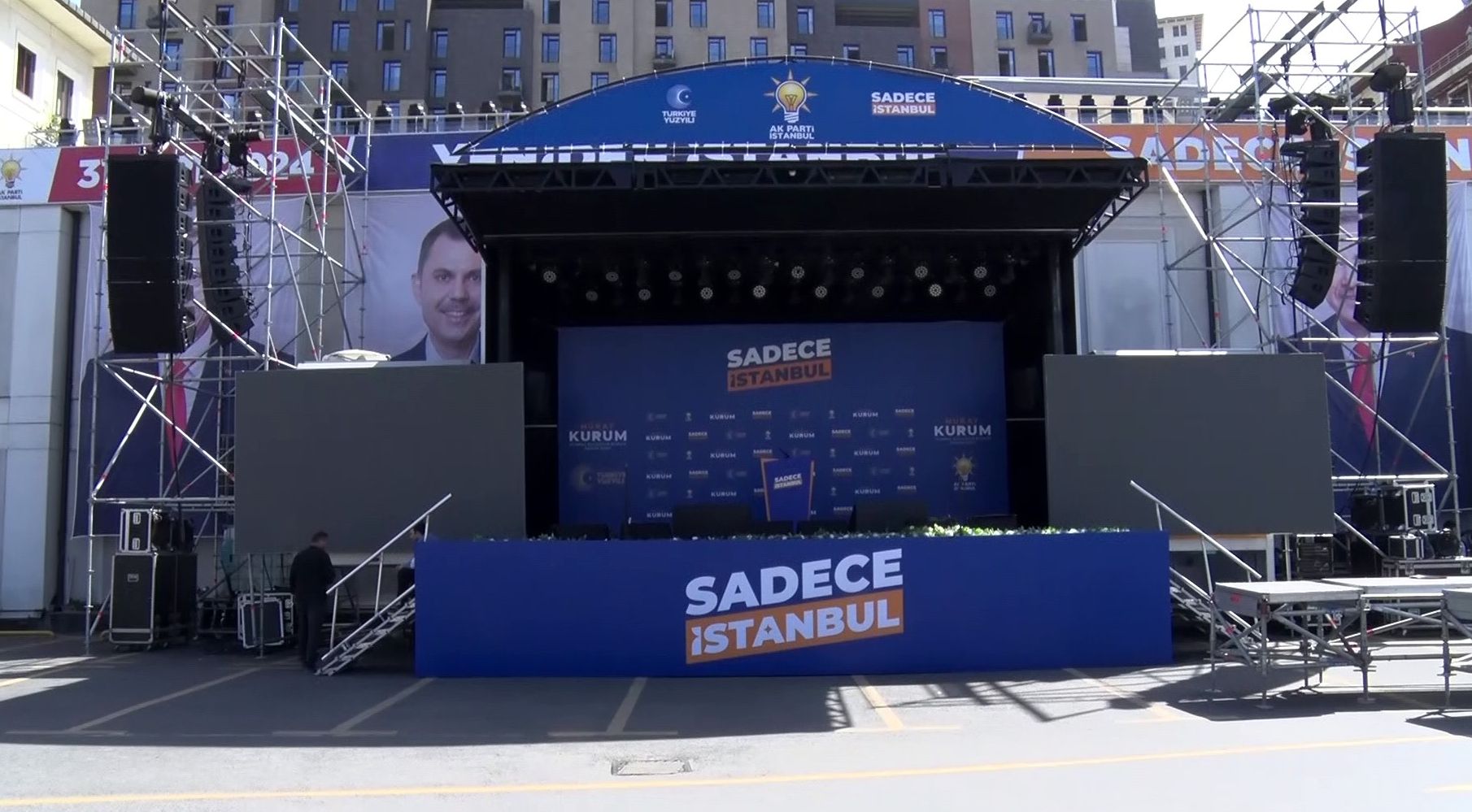 AK Parti İstanbul İl Başkanlığı önüne sahne kuruldu AK Parti İstanbul İl Başkanlığı önüne sahne kuruldu - 2. Resim