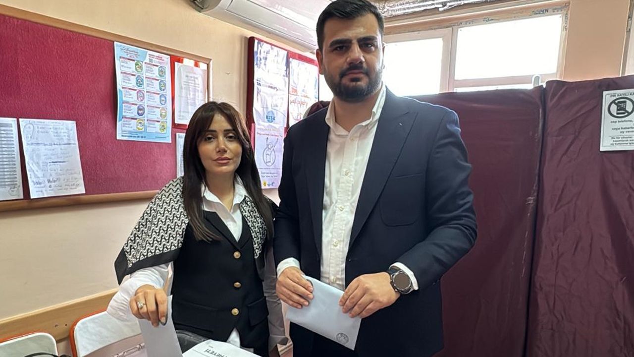 AK Parti&#039;li Eyyüp Kadir İnan, eşiyle birlikte oy kullandı! &#039;Kazananın İzmirli olmasını istiyoruz&#039;