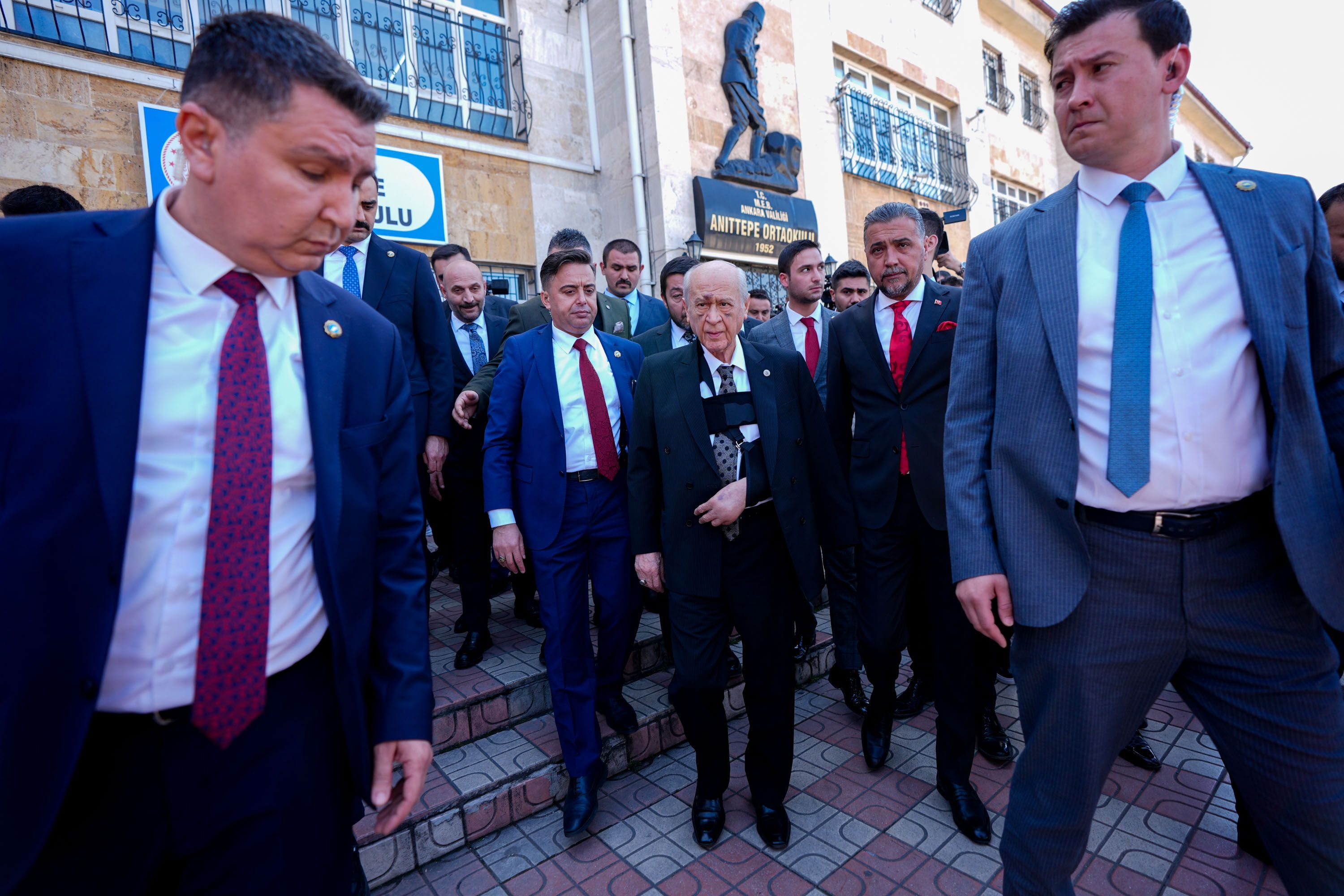 Devlet Bahçeli oyunu kullandı, herkes aynı soruyu sordu: Yüzüne ne oldu? Devlet Bahçeli oyunu kullandı, herkes aynı soruyu sordu: Yüzüne ne oldu? - 2. Resim