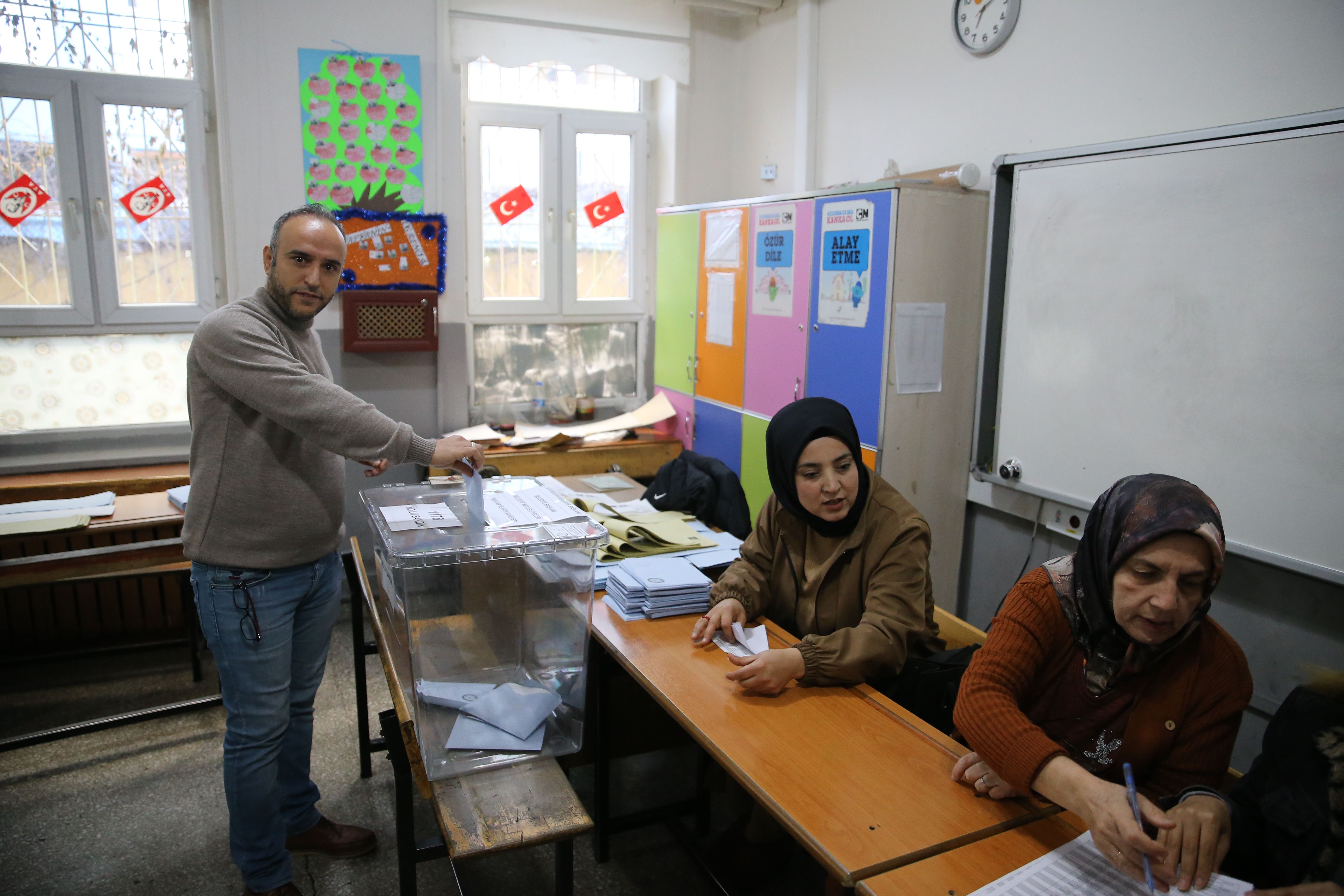 Diyarbakır'da oy pusulaları askeri helikopterle taşındı - 2. Resim