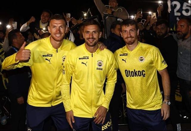 Fenerbahçe ligden çekilecek mi? Futbolcular toplanıp karar verdi! Fenerbahçe ligden çekilecek mi? Futbolcular toplanıp karar verdi! - 1. Resim