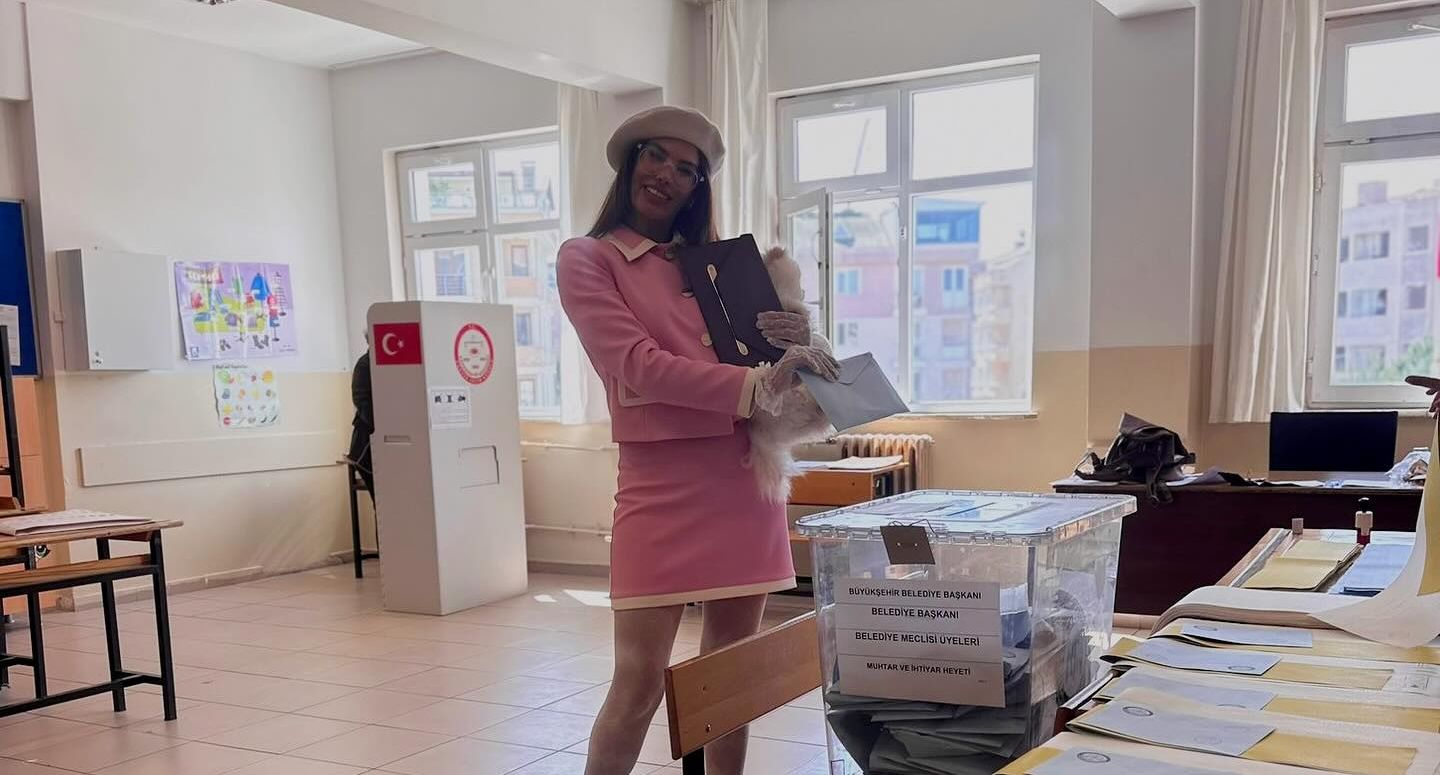 Hatice oy kıyafetini paylaştı: Benim seçim kombinlerim sonuç kadar önemli - 1. Resim