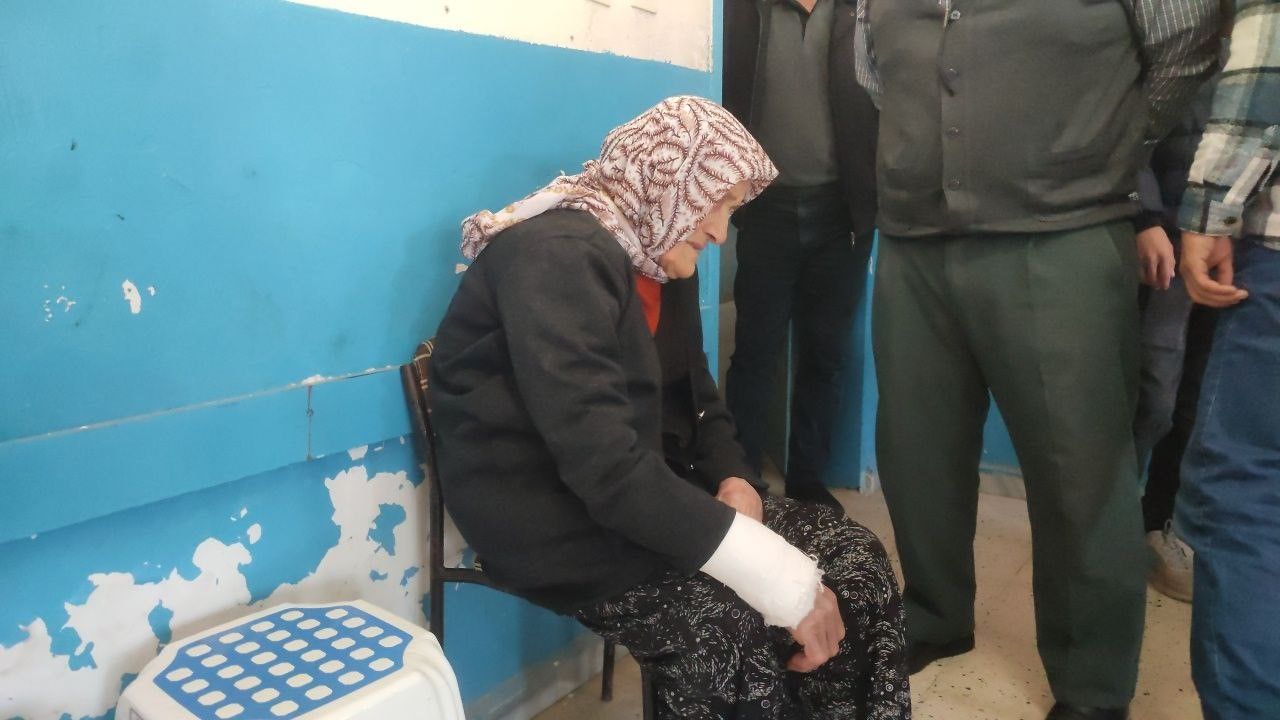 Hayırlı evlat annesini taşıdı! 100 yaşındaki Fadime nine çatlayan bileğiyle oyunu kullandı Hayırlı evlat annesini taşıdı! 100 yaşındaki Fadime nine çatlayan bileğiyle oyunu kullandı - 1. Resim