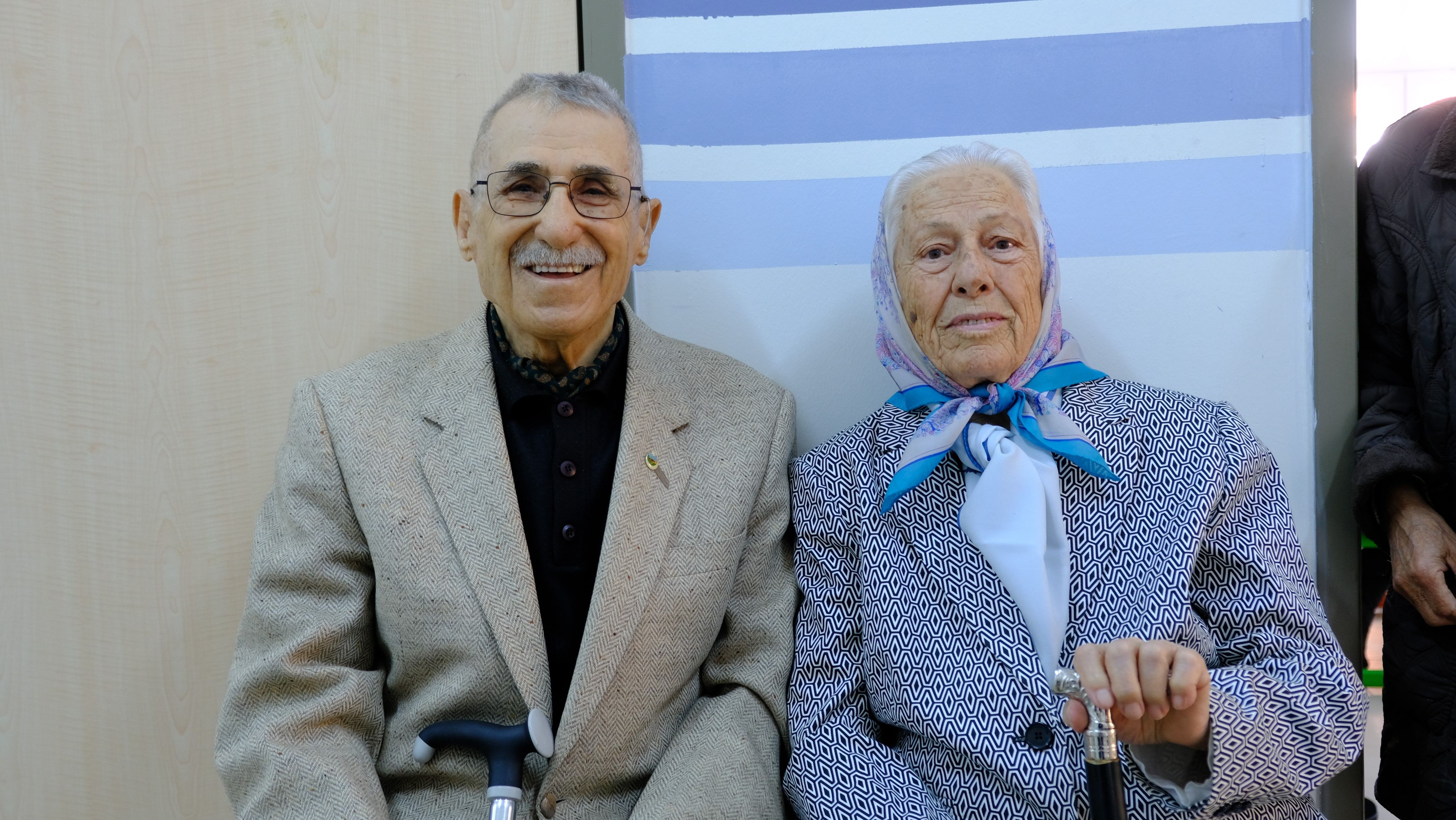 Her şeye rağmen engelleri aştılar! Yaşlı ve engelli se&ccedil;menler vatandaşlık g&ouml;revlerini yerine getirdi - 2. Resim