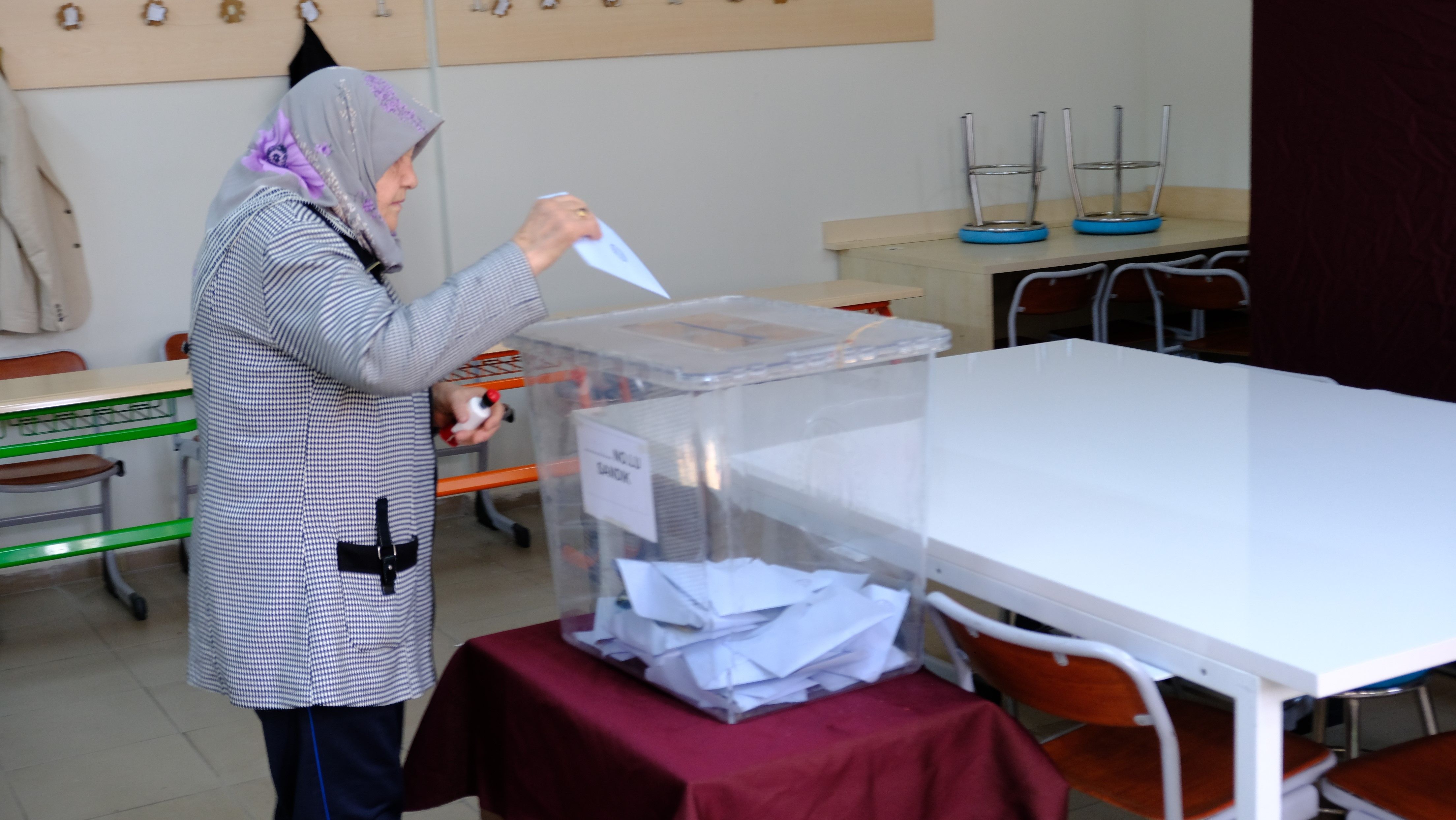 Her şeye rağmen engelleri aştılar! Yaşlı ve engelli se&ccedil;menler vatandaşlık g&ouml;revlerini yerine getirdi - 3. Resim