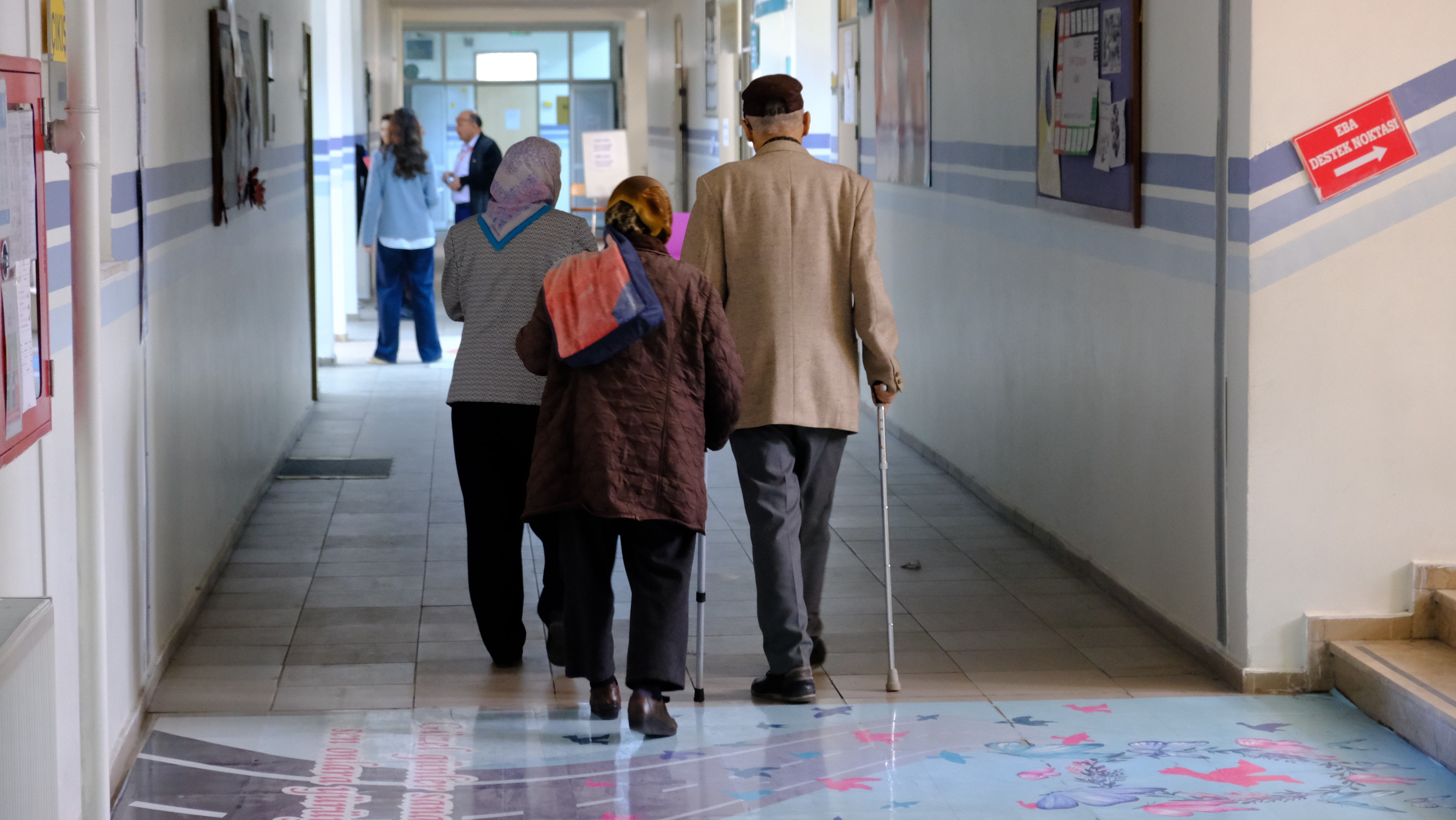 Her şeye rağmen engelleri aştılar! Yaşlı ve engelli se&ccedil;menler vatandaşlık g&ouml;revlerini yerine getirdi - 1. Resim