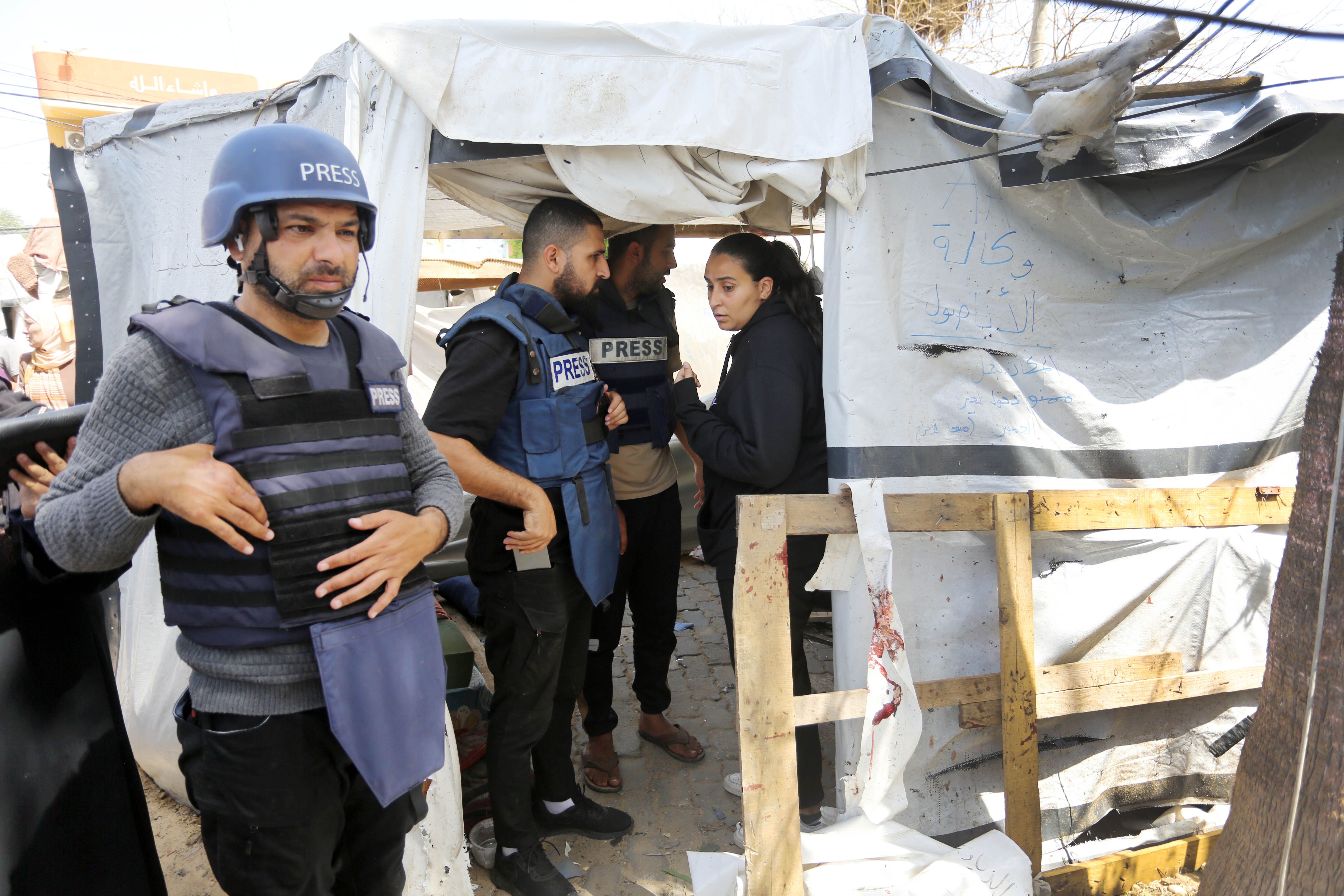 İsrail, Gazze'de masumların ve gazetecilerin çadırını vurdu! Ölü ve yaralılar var İsrail, Gazze'de masumların ve gazetecilerin çadırını vurdu! Ölü ve yaralılar var - 1. Resim