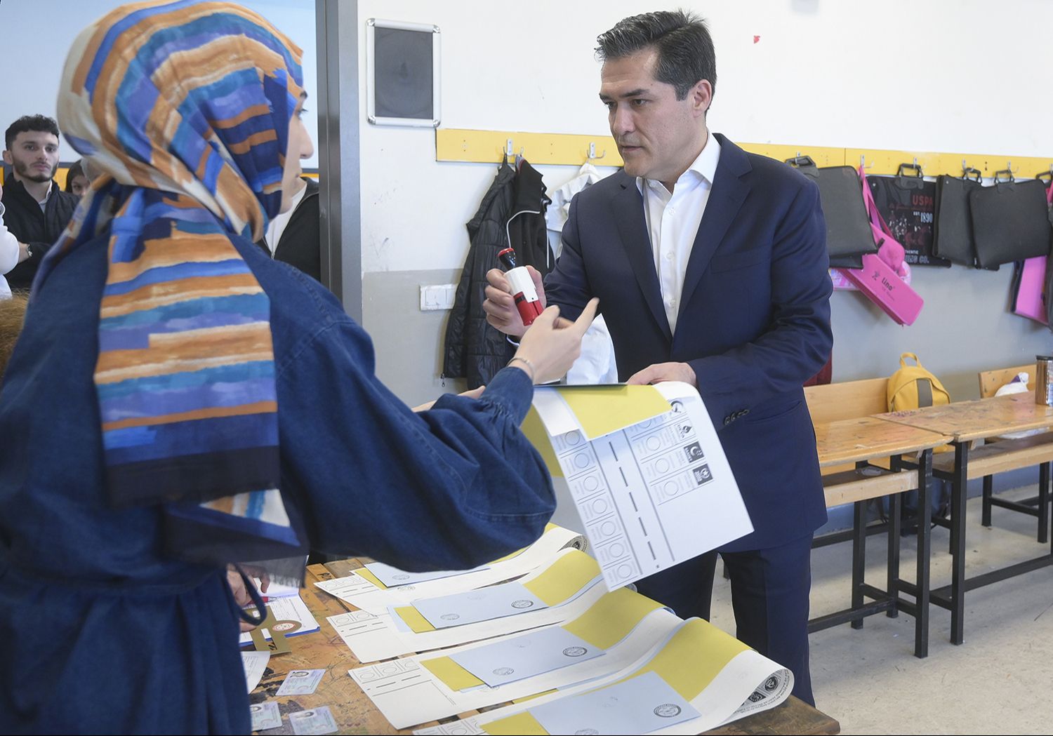 İyi Parti İstanbul adayı Buğra Kavuncu, oy kullanmaya gittiği okulda tepki gördü! İyi Parti İstanbul adayı Buğra Kavuncu, oy kullanmaya gittiği okulda tepki gördü! - 1. Resim